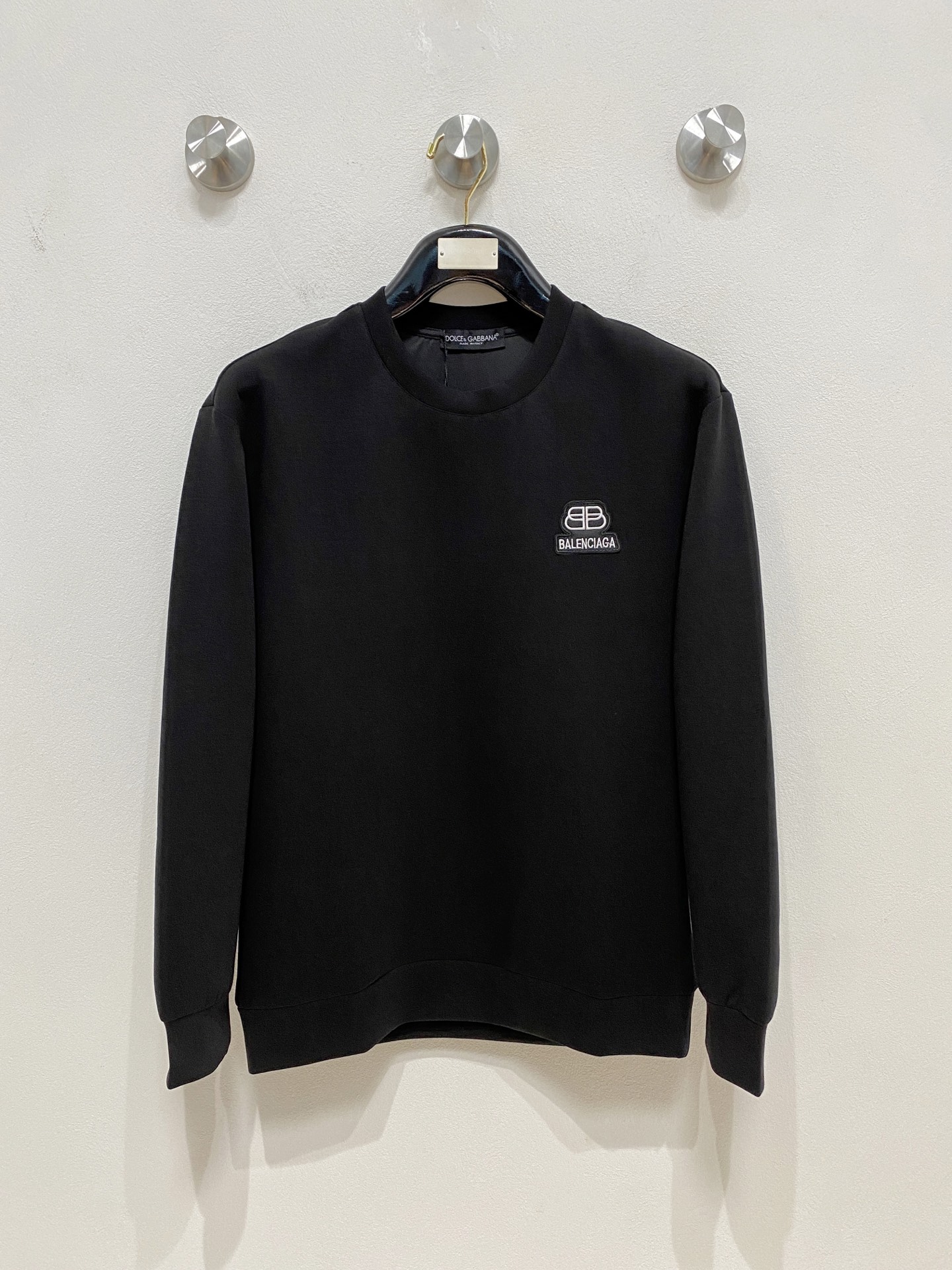 NO:570590,Balenciaga 2025 Autumn and Winter Men's Letter Logo Pullover Space Cotton Sweatshirt Classic OS version, simple yet stylish. Daily sports and leisure business without pressure...Customer-supplied space knitted cotton, made through a micro-knitting three-dimensional process. The inner lining is as neat as scales, with super texture, breathable and comfortable, and an invincible sense of detail and soft touch. It is the first choice for single wear and inner wear! Color White/Black  Size XS/S/M/L,,balenciaga,hoodie,sweatshirts,alexander wang19860909巴黎世家 2025秋冬男士字母标识套头太空棉卫衣 经典OS版型,简约而不失格调.日常运动休闲商务毫无压力... 客供太空针织棉,经由微型针织立体工艺过程制作,内里鳞甲般工整,质感超强,透气舒适,细节感和触感柔更是无敌,单穿内搭首选! 颜色白色/黑色 尺码XS/S/M/L,,balenciaga,hoodie,sweatshirts,alexander wang,Men's clothing