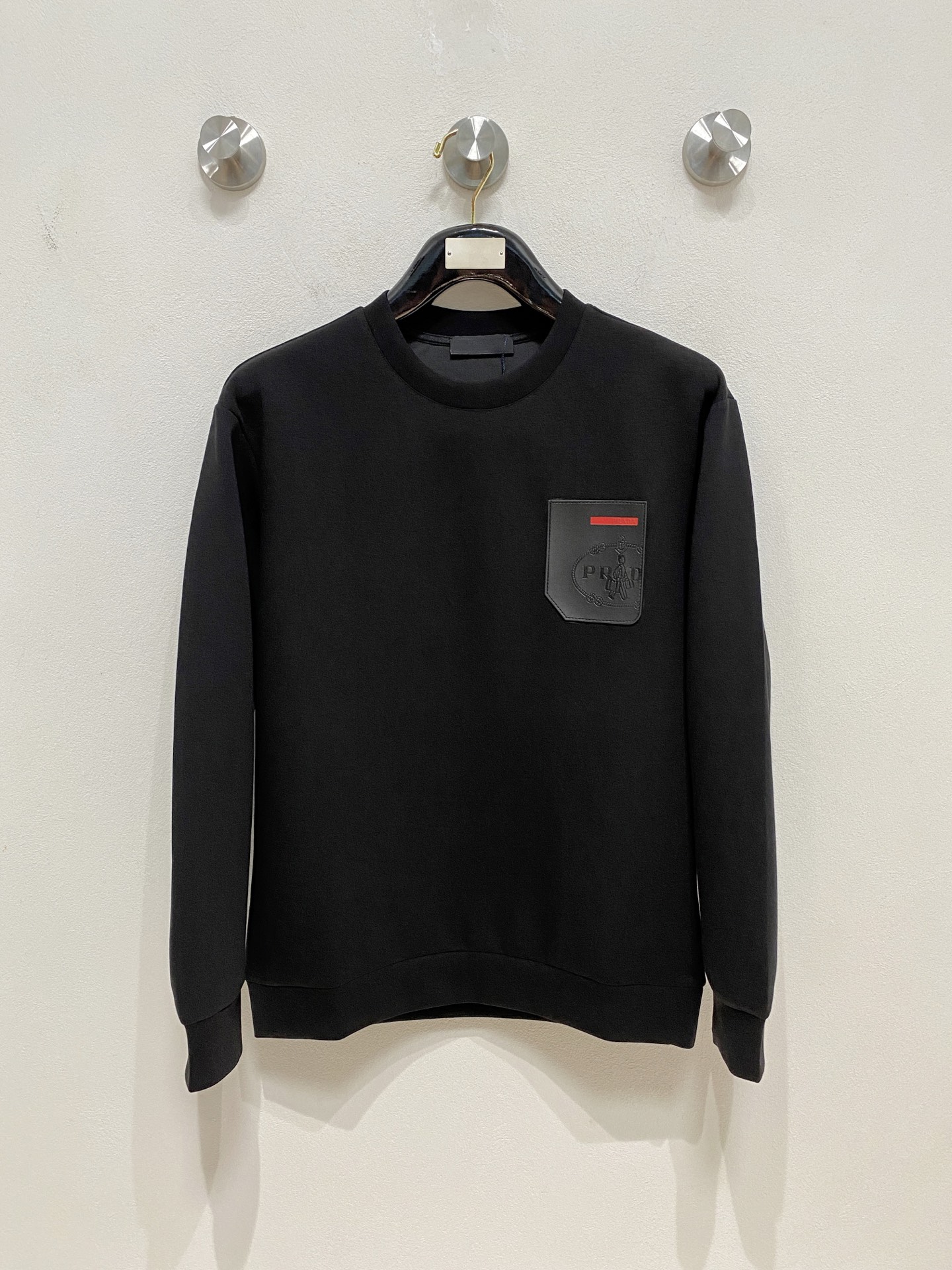 NO:571653,Prada 2025 Autumn and Winter Men's Letter Logo Pullover Space Cotton Sweatshirt Classic OS version, simple yet stylish. No pressure for daily sports, leisure and business...Customer-supplied space knitted cotton, made through a micro-knitting three-dimensional process. The inside is as neat as scales, with super texture, breathable and comfortable, and an invincible sense of detail and soft touch. It is the first choice for wearing alone! Color White/Black  Size XS/S/M/L,,prada,hoodie,sweatshirts,alexander wang19860909普拉达 2025秋冬男士字母标识套头太空棉卫衣 经典OS版型,简约而不失格调.日常运动休闲商务毫无压力... 客供太空针织棉,经由微型针织立体工艺过程制作,内里鳞甲般工整,质感超强,透气舒适,细节感和触感柔更是无敌,单穿内搭首选! 颜色白色/黑色 尺码XS/S/M/L,,prada,hoodie,sweatshirts,alexander wang,Men's clothing