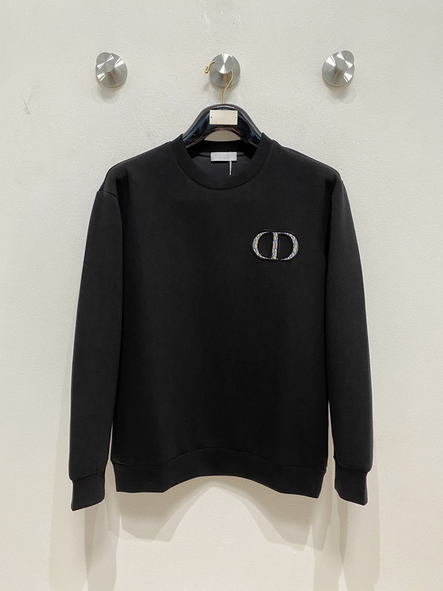 NO:571662,Dior 2025 Autumn and Winter Men's Letter Logo Pullover Space Cotton Sweatshirt Classic OS version, simple yet stylish. No pressure for daily sports, leisure and business...Customer-supplied space knitted cotton, made through a micro-knitting three-dimensional process, the inside is as neat as scales, has a super texture, is breathable and comfortable, and has an invincible sense of detail and soft touch. It is the first choice for wearing alone! Color White/Black  Size XS/S/M/L,,dior,hoodie,sweatshirts,alexander wang19860909迪奥 2025秋冬男士字母标识套头太空棉卫衣 经典OS版型,简约而不失格调.日常运动休闲商务毫无压力... 客供太空针织棉,经由微型针织立体工艺过程制作,内里鳞甲般工整,质感超强,透气舒适,细节感和触感柔更是无敌,单穿内搭首选! 颜色白色/黑色 尺码XS/S/M/L,,dior,hoodie,sweatshirts,alexander wang,Men's clothing