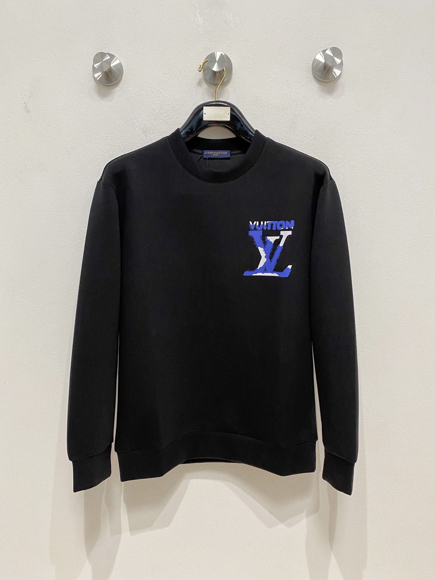 NO:570607,LV 2025 autumn and winter men's letter logo pullover space cotton sweatshirt. Classic OS version, simple yet stylish. Daily sports and leisure business without pressure...Customer-supplied space knitted cotton, made through micro-knitting three-dimensional process, the inside is as neat as scales, super texture, breathable and comfortable, the details and soft touch are invincible, the first choice for single wear and inner wear! Color white/black, size XS/S/M/L,, louis  vuitton,hoodie,sweatshirts,alexander wang19860909LV 2025秋冬男士字母标识套头太空棉卫衣 经典OS版型,简约而不失格调.日常运动休闲商务毫无压力... 客供太空针织棉,经由微型针织立体工艺过程制作,内里鳞甲般工整,质感超强,透气舒适,细节感和触感柔更是无敌,单穿内搭首选! 颜色白色/黑色 尺码XS/S/M/L,,louis vuitton,hoodie,sweatshirts,alexander wang,Men's clothing