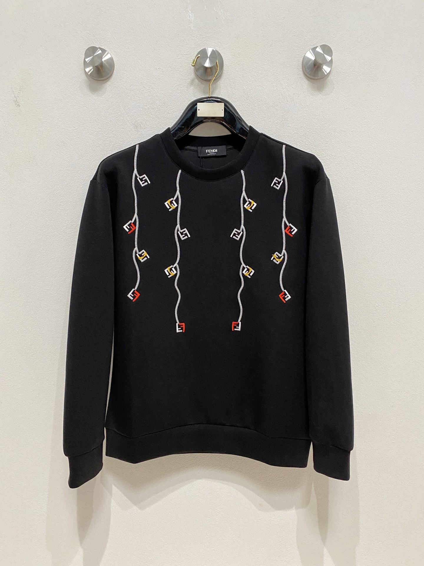 NO:570596,Fendi 2025 Autumn and Winter Men's Letter Logo Pullover Space Cotton Sweatshirt Classic OS version, simple yet stylish. Daily sports and leisure business without pressure...Customer-supplied space knitted cotton, made through a micro-knitting three-dimensional process, the inside is as neat as scales, super texture, breathable and comfortable, the details and soft touch are invincible, the first choice for wearing alone! Color White/Black  Size XS/S/M/L,,fendi,hoodie,sweatshirts,alexander wang19860909芬迪 2025秋冬男士字母标识套头太空棉卫衣 经典OS版型,简约而不失格调.日常运动休闲商务毫无压力... 客供太空针织棉,经由微型针织立体工艺过程制作,内里鳞甲般工整,质感超强,透气舒适,细节感和触感柔更是无敌,单穿内搭首选! 颜色白色/黑色 尺码XS/S/M/L,,fendi,hoodie,sweatshirts,alexander wang,Men's clothing