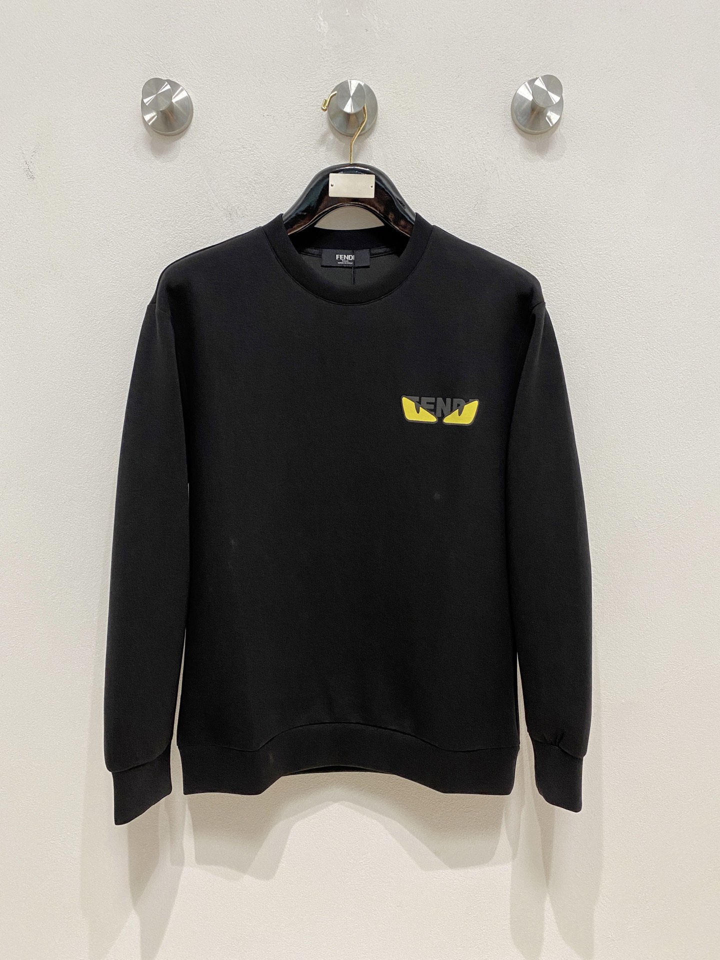 NO:570589,Fendi 2025 Autumn and Winter Men's Letter Logo Pullover Space Cotton Sweatshirt Classic OS version, simple yet stylish. Daily sports and leisure business without pressure...Customer-supplied space knitted cotton, made through a micro-knitting three-dimensional process, the inside is as neat as scales, super texture, breathable and comfortable, the details and soft touch are invincible, the first choice for wearing alone! Color White/Black  Size XS/S/M/L,,fendi,hoodie,sweatshirts,alexander wang19860909芬迪 2025秋冬男士字母标识套头太空棉卫衣 经典OS版型,简约而不失格调.日常运动休闲商务毫无压力... 客供太空针织棉,经由微型针织立体工艺过程制作,内里鳞甲般工整,质感超强,透气舒适,细节感和触感柔更是无敌,单穿内搭首选! 颜色白色/黑色 尺码XS/S/M/L,,fendi,hoodie,sweatshirts,alexander wang,Men's clothing