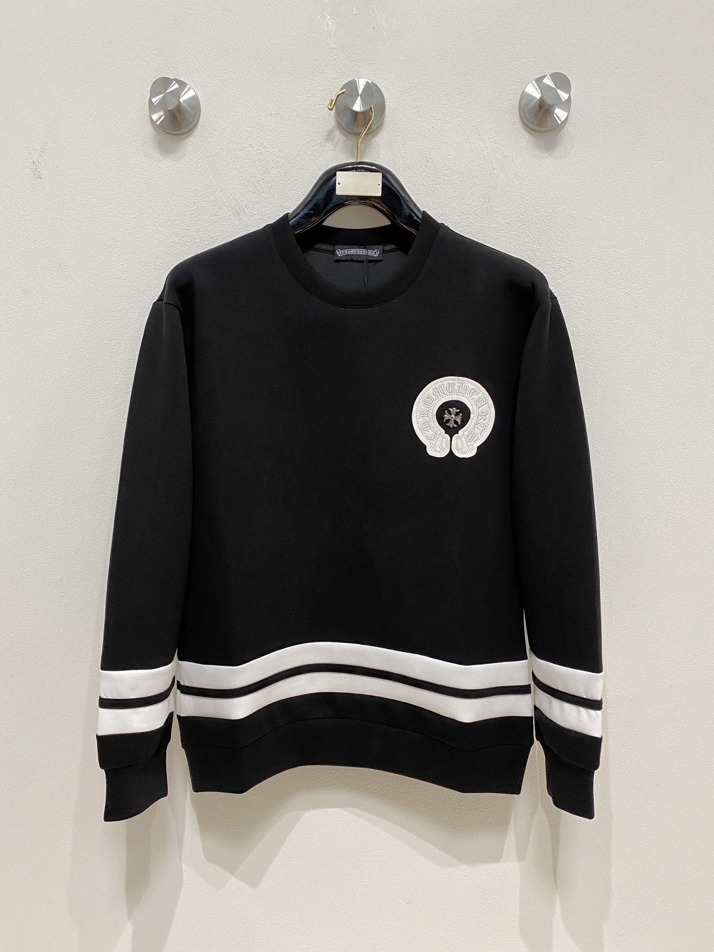 NO:570582,Kroxin 2025 Autumn and Winter Men's Letter Logo Pullover Space Cotton Sweatshirt Classic OS version, simple yet stylish. Daily sports and leisure business without pressure...Customer-supplied space knitted cotton, made through a micro-knitting three-dimensional process, the lining is as neat as scales, super texture, breathable and comfortable, the details and soft touch are invincible, the first choice for single wear and inner wear! Color White/Black Size XS/S/M/L,, chrome  hearts,hoodie,sweatshirts,alexander wang19860909克罗心 2025秋冬男士字母标识套头太空棉卫衣 经典OS版型,简约而不失格调.日常运动休闲商务毫无压力... 客供太空针织棉,经由微型针织立体工艺过程制作,内里鳞甲般工整,质感超强,透气舒适,细节感和触感柔更是无敌,单穿内搭首选! 颜色白色/黑色 尺码XS/S/M/L,,chrome hearts,hoodie,sweatshirts,alexander wang,Men's clothing