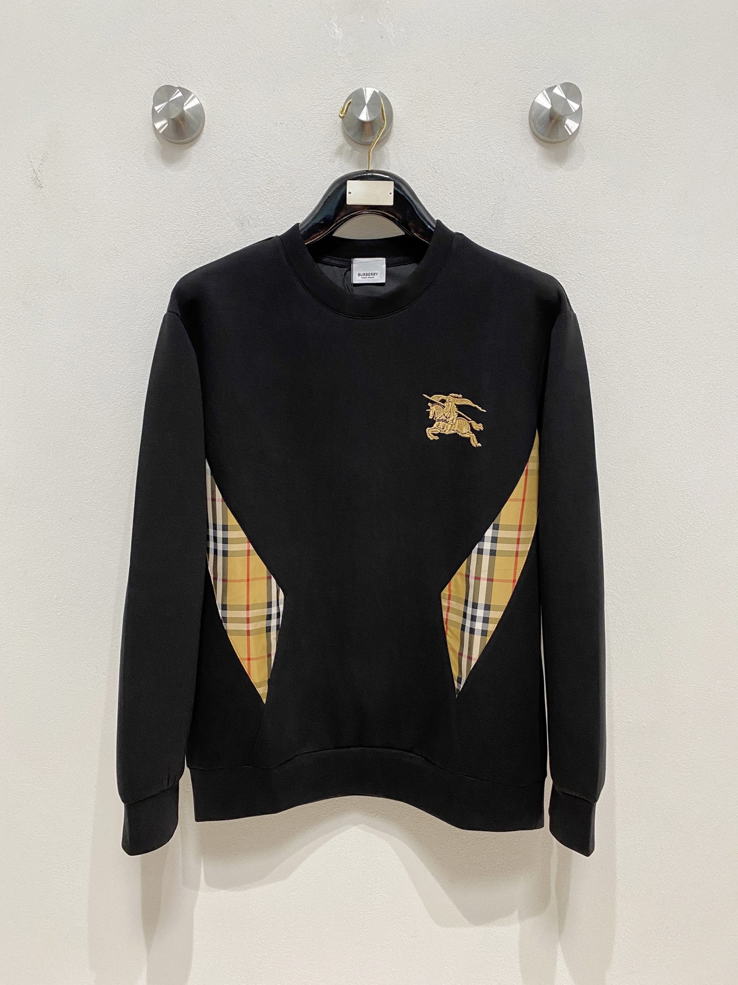 NO:571659,Burberry 2025 Autumn and Winter Men's Letter Logo Pullover Space Cotton Sweatshirt Classic OS version, simple yet stylish. Daily sports and leisure business without pressure...Customer-supplied space knitted cotton, made through a micro-knitting three-dimensional process, the inside is as neat as scales, super texture, breathable and comfortable, the details and soft touch are invincible, the first choice for wearing alone! Color White/Black  Size XS/S/M/L,,burberry,hoodie,sweatshirts,alexander wang19860909巴宝莉 2025秋冬男士字母标识套头太空棉卫衣 经典OS版型,简约而不失格调.日常运动休闲商务毫无压力... 客供太空针织棉,经由微型针织立体工艺过程制作,内里鳞甲般工整,质感超强,透气舒适,细节感和触感柔更是无敌,单穿内搭首选! 颜色白色/黑色 尺码XS/S/M/L,,burberry,hoodie,sweatshirts,alexander wang,Men's clothing