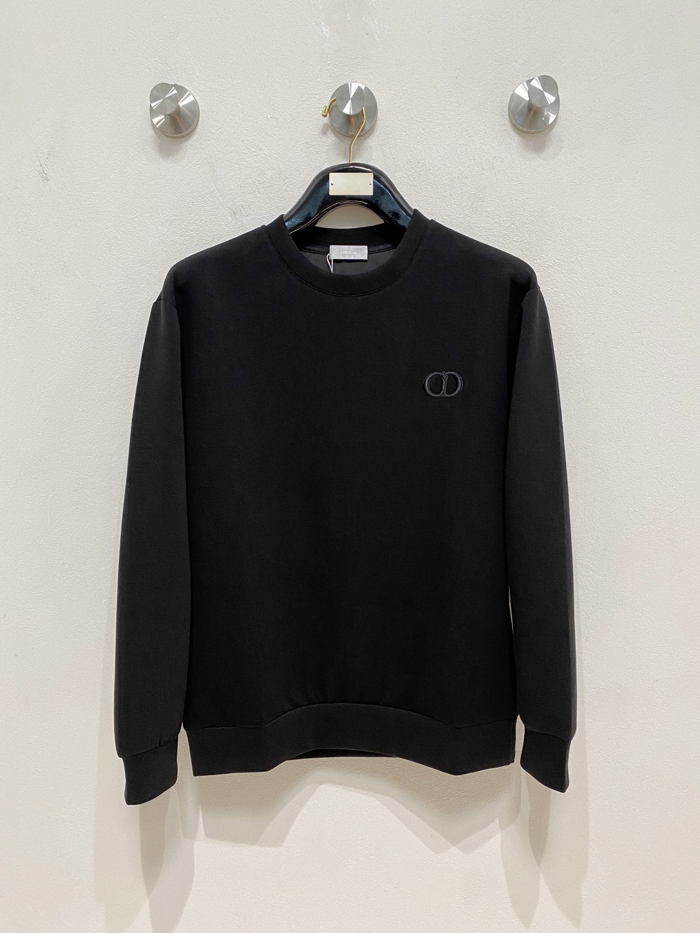 NO:571668,Dior 2025 Autumn and Winter Men's Letter Logo Pullover Space Cotton Sweatshirt Classic OS version, simple yet stylish. No pressure for daily sports, leisure and business...Customer-supplied space knitted cotton, made through a micro-knitting three-dimensional process, the inside is as neat as scales, has a super texture, is breathable and comfortable, and has an invincible sense of detail and soft touch. It is the first choice for wearing alone! Color White/Black  Size XS/S/M/L,,dior,hoodie,sweatshirts,alexander wang19860909迪奥 2025秋冬男士字母标识套头太空棉卫衣 经典OS版型,简约而不失格调.日常运动休闲商务毫无压力... 客供太空针织棉,经由微型针织立体工艺过程制作,内里鳞甲般工整,质感超强,透气舒适,细节感和触感柔更是无敌,单穿内搭首选! 颜色白色/黑色 尺码XS/S/M/L,,dior,hoodie,sweatshirts,alexander wang,Men's clothing