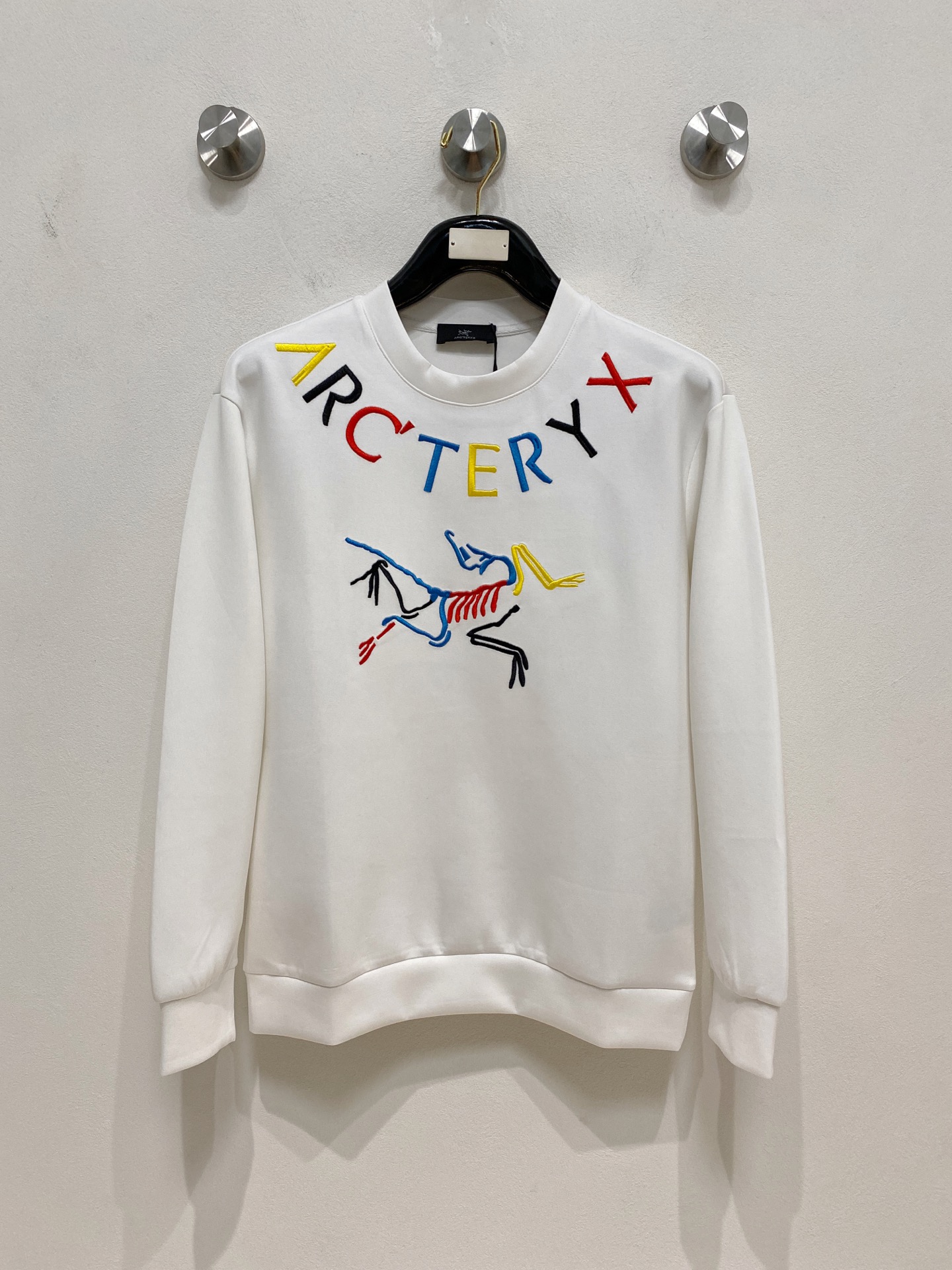 NO:570615,Arc'teryx 2025 Autumn and Winter Men's Letter Logo Pullover Space Cotton Sweatshirt Classic OS version, simple yet stylish. Daily sports and leisure business without pressure...Customer-supplied space knitted cotton, made through a micro-knitting three-dimensional process, the inner lining is as neat as scales, super texture, breathable and comfortable, the details and soft touch are invincible, the first choice for single wear and inner wear! Color White/Black  Size XS/S/M/L,arc'teryx,hoodie,sweatshirts,alexander wang19860909始祖鸟 2025秋冬男士字母标识套头太空棉卫衣 经典OS版型,简约而不失格调.日常运动休闲商务毫无压力... 客供太空针织棉,经由微型针织立体工艺过程制作,内里鳞甲般工整,质感超强,透气舒适,细节感和触感柔更是无敌,单穿内搭首选! 颜色白色/黑色 尺码XS/S/M/L,arc'teryx,hoodie,sweatshirts,alexander wang,Men's clothing