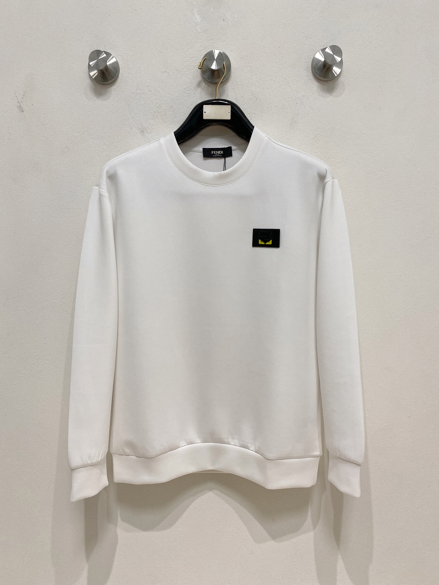 NO:571658,Fendi 2025 Autumn and Winter Men's Letter Logo Pullover Space Cotton Sweatshirt Classic OS version, simple yet stylish. Daily sports and leisure business without pressure...Customer-supplied space knitted cotton, made through a micro-knitting three-dimensional process, the inside is as neat as scales, super texture, breathable and comfortable, the details and soft touch are invincible, the first choice for wearing alone! Color White/Black  Size XS/S/M/L,,fendi,hoodie,sweatshirts,alexander wang19860909芬迪 2025秋冬男士字母标识套头太空棉卫衣 经典OS版型,简约而不失格调.日常运动休闲商务毫无压力... 客供太空针织棉,经由微型针织立体工艺过程制作,内里鳞甲般工整,质感超强,透气舒适,细节感和触感柔更是无敌,单穿内搭首选! 颜色白色/黑色 尺码XS/S/M/L,,fendi,hoodie,sweatshirts,alexander wang,Men's clothing