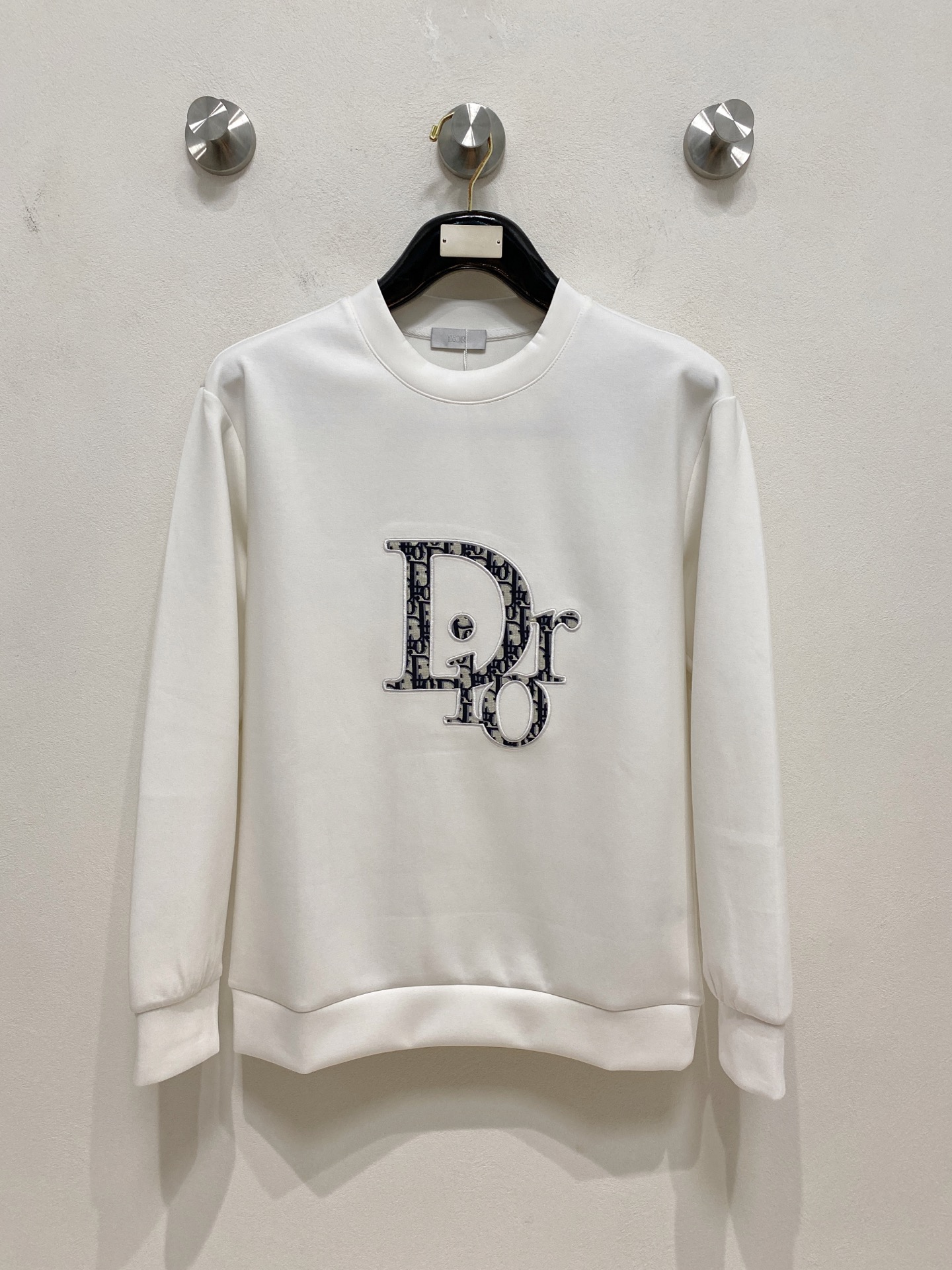 NO:571660,Dior 2025 Autumn and Winter Men's Letter Logo Pullover Space Cotton Sweatshirt Classic OS version, simple yet stylish. No pressure for daily sports, leisure and business...Customer-supplied space knitted cotton, made through a micro-knitting three-dimensional process, the inside is as neat as scales, has a super texture, is breathable and comfortable, and has an invincible sense of detail and soft touch. It is the first choice for wearing alone! Color White/Black  Size XS/S/M/L,,dior,hoodie,sweatshirts,alexander wang19860909迪奥 2025秋冬男士字母标识套头太空棉卫衣 经典OS版型,简约而不失格调.日常运动休闲商务毫无压力... 客供太空针织棉,经由微型针织立体工艺过程制作,内里鳞甲般工整,质感超强,透气舒适,细节感和触感柔更是无敌,单穿内搭首选! 颜色白色/黑色 尺码XS/S/M/L,,dior,hoodie,sweatshirts,alexander wang,Men's clothing