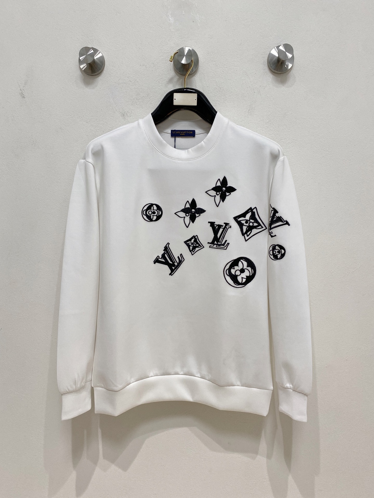 NO:570627,LV 2025 autumn and winter men's letter logo pullover space cotton sweatshirt. Classic OS version, simple yet stylish. Daily sports and leisure business without pressure...Customer-supplied space knitted cotton, made through micro-knitting three-dimensional process, the inside is as neat as scales, super texture, breathable and comfortable, the details and soft touch are invincible, the first choice for single wear and inner wear! Color white/black, size XS/S/M/L,, louis  vuitton,hoodie,sweatshirts,alexander wang19860909LV 2025秋冬男士字母标识套头太空棉卫衣 经典OS版型,简约而不失格调.日常运动休闲商务毫无压力... 客供太空针织棉,经由微型针织立体工艺过程制作,内里鳞甲般工整,质感超强,透气舒适,细节感和触感柔更是无敌,单穿内搭首选! 颜色白色/黑色 尺码XS/S/M/L,,louis vuitton,hoodie,sweatshirts,alexander wang,Men's clothing