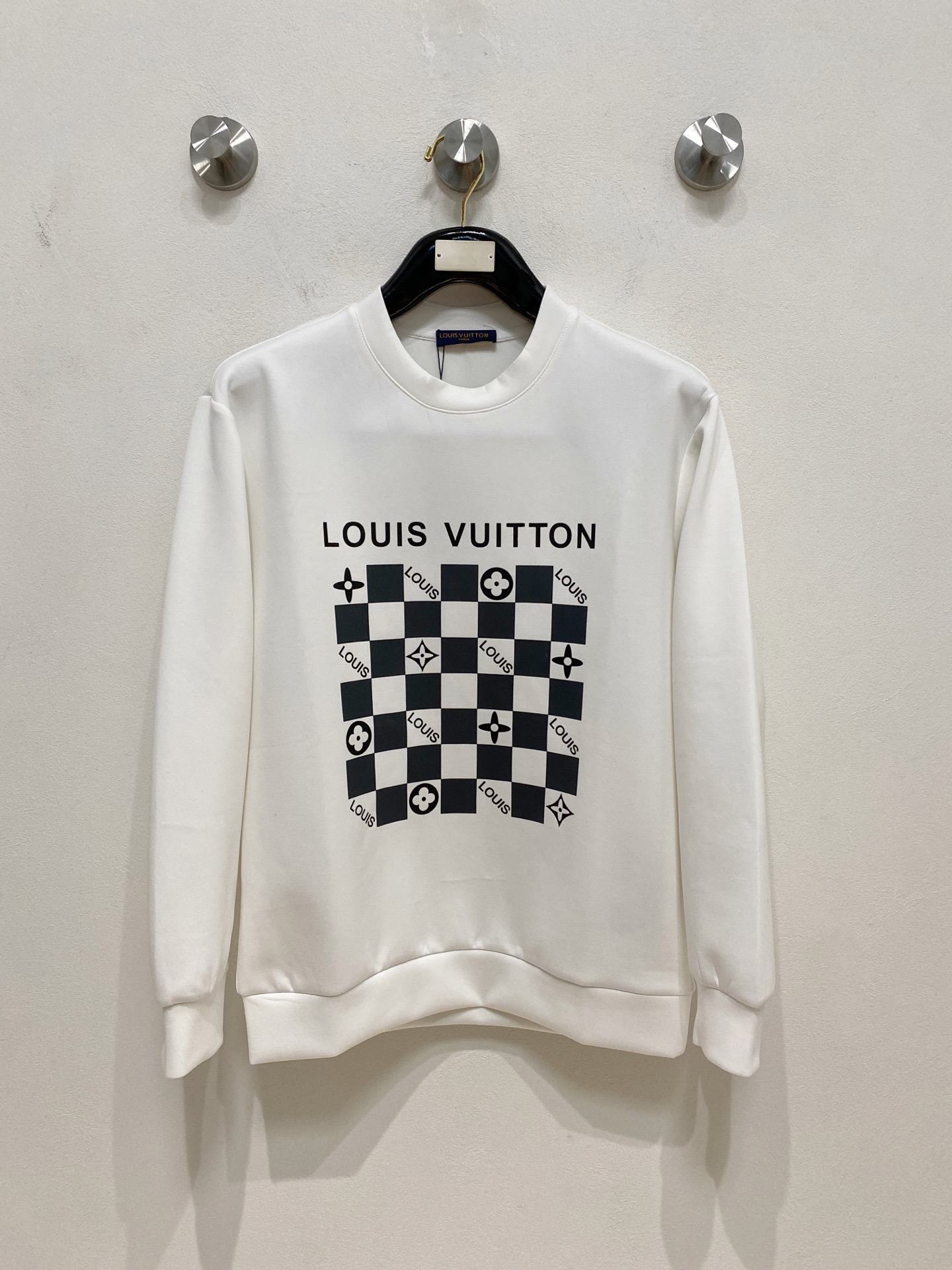 NO:571670,LV 2025 autumn and winter men's letter logo pullover space cotton sweatshirt. Classic OS version, simple yet stylish. Daily sports and leisure business without pressure...Customer-supplied space knitted cotton, made through micro-knitting three-dimensional process, the inside is as neat as scales, super texture, breathable and comfortable, the details and soft touch are invincible, the first choice for single wear and inner wear! Color white/black, size XS/S/M/L,, louis  vuitton,hoodie,sweatshirts,alexander wang19860909LV 2025秋冬男士字母标识套头太空棉卫衣 经典OS版型,简约而不失格调.日常运动休闲商务毫无压力... 客供太空针织棉,经由微型针织立体工艺过程制作,内里鳞甲般工整,质感超强,透气舒适,细节感和触感柔更是无敌,单穿内搭首选! 颜色白色/黑色 尺码XS/S/M/L,,louis vuitton,hoodie,sweatshirts,alexander wang,Men's clothing