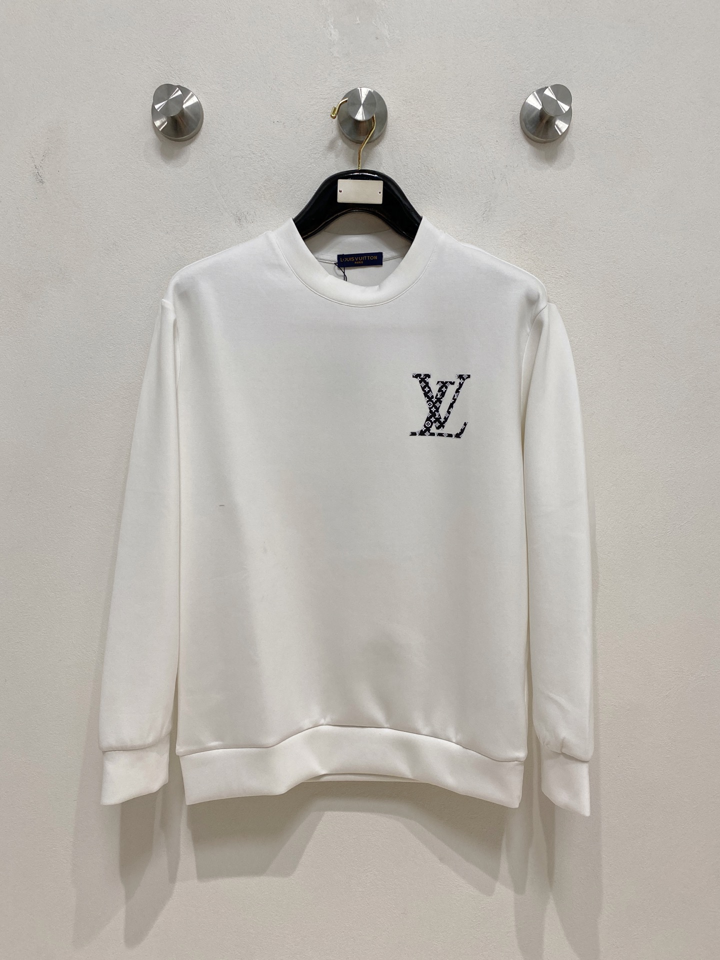 NO:571655,LV 2025 autumn and winter men's letter logo pullover space cotton sweatshirt. Classic OS version, simple yet stylish. Daily sports and leisure business without pressure...Customer-supplied space knitted cotton, made through micro-knitting three-dimensional process, the inside is as neat as scales, super texture, breathable and comfortable, the details and soft touch are invincible, the first choice for single wear and inner wear! Color white/black, size XS/S/M/L,, louis  vuitton,hoodie,sweatshirts,alexander wang19860909LV 2025秋冬男士字母标识套头太空棉卫衣 经典OS版型,简约而不失格调.日常运动休闲商务毫无压力... 客供太空针织棉,经由微型针织立体工艺过程制作,内里鳞甲般工整,质感超强,透气舒适,细节感和触感柔更是无敌,单穿内搭首选! 颜色白色/黑色 尺码XS/S/M/L,,louis vuitton,hoodie,sweatshirts,alexander wang,Men's clothing