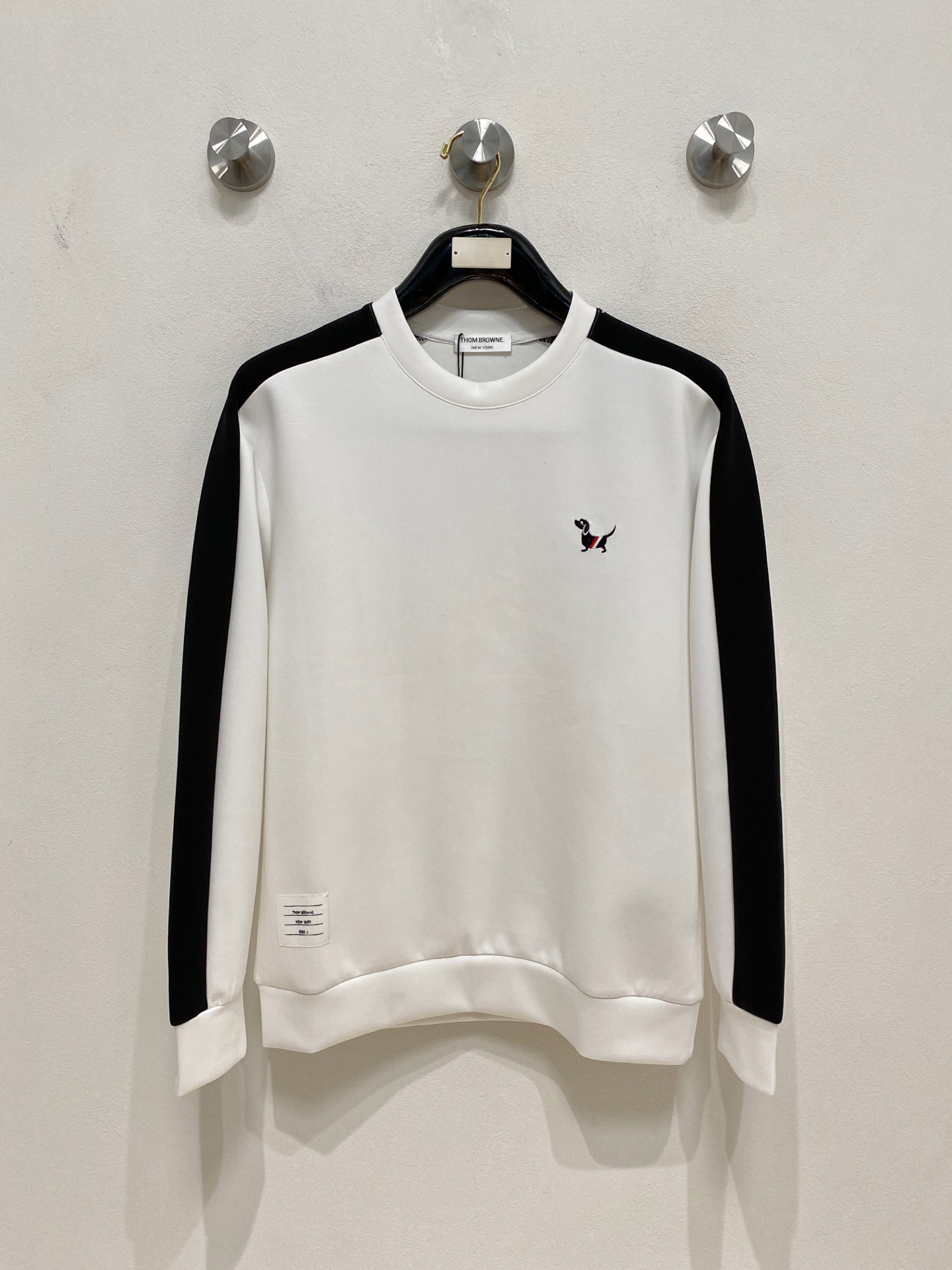 NO:570559,TB 2025 Autumn and Winter Men's Letter Logo Pullover Space Cotton Sweatshirt Classic OS version, simple yet stylish. Daily sports and leisure business without pressure...Customer-supplied space knitted cotton, made through a micro-knitting three-dimensional process, the inner lining is as neat as scales, super texture, breathable and comfortable, with an invincible sense of detail and soft touch. It is the first choice for single wear and inner wear! Color White/Black  Size XS/S/M/L,,hoodie,sweatshirts,alexander wang19860909TB 2025秋冬男士字母标识套头太空棉卫衣 经典OS版型,简约而不失格调.日常运动休闲商务毫无压力... 客供太空针织棉,经由微型针织立体工艺过程制作,内里鳞甲般工整,质感超强,透气舒适,细节感和触感柔更是无敌,单穿内搭首选! 颜色白色/黑色 尺码XS/S/M/L,,hoodie,sweatshirts,alexander wang,Men's clothing