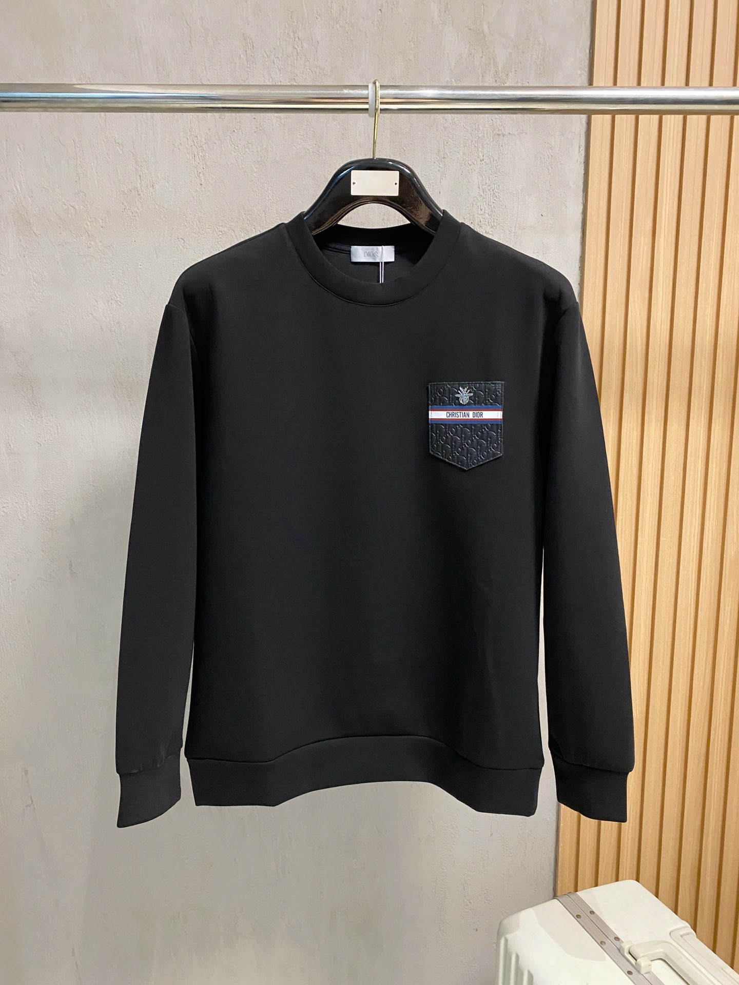 NO:610237,Dior Autumn and Winter Men's Letter Logo Pullover Space Cotton Sweatshirt Classic OS version, simple yet stylish. No pressure for daily sports, leisure and business...Customer-supplied space knitted cotton, made through a micro-knitting three-dimensional process, the inner lining is as neat as scales, super texture, breathable and comfortable, the details and soft touch are invincible, the first choice for single wear and inner wear! Color White/Black  Size XS/S/M/L,,dior,hoodie,sweatshirts,alexander wang19860909迪奥 秋冬男士字母标识套头太空棉卫衣 经典OS版型,简约而不失格调.日常运动休闲商务毫无压力... 客供太空针织棉,经由微型针织立体工艺过程制作,内里鳞甲般工整,质感超强,透气舒适,细节感和触感柔更是无敌,单穿内搭首选! 颜色白色/黑色 尺码XS/S/M/L,,dior,hoodie,sweatshirts,alexander wang,Men's clothing