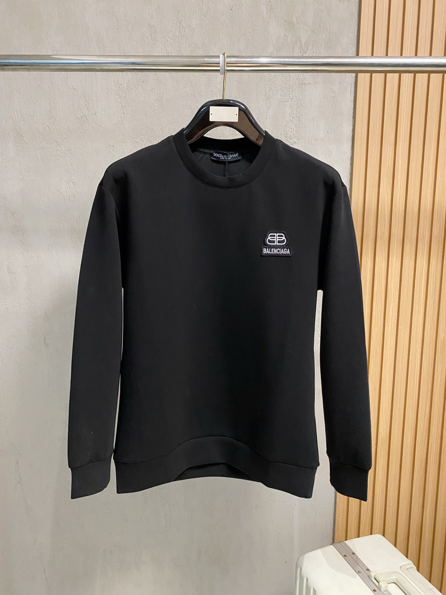 NO:566523,Balenciaga 2025 Autumn and Winter Men's Letter Logo Pullover Space Cotton Sweatshirt Classic OS version, simple yet stylish. Daily sports and leisure business without pressure...Customer-supplied space knitted cotton, made through a micro-knitting three-dimensional process. The inner lining is as neat as scales, with super texture, breathable and comfortable, and an invincible sense of detail and soft touch. It is the first choice for single wear and inner wear! Color White/Black  Size XS/S/M/L,,balenciaga,hoodie,sweatshirts,alexander wang19860909巴黎世家 2025秋冬男士字母标识套头太空棉卫衣 经典OS版型,简约而不失格调.日常运动休闲商务毫无压力... 客供太空针织棉,经由微型针织立体工艺过程制作,内里鳞甲般工整,质感超强,透气舒适,细节感和触感柔更是无敌,单穿内搭首选! 颜色白色/黑色 尺码XS/S/M/L,,balenciaga,hoodie,sweatshirts,alexander wang,Men's clothing