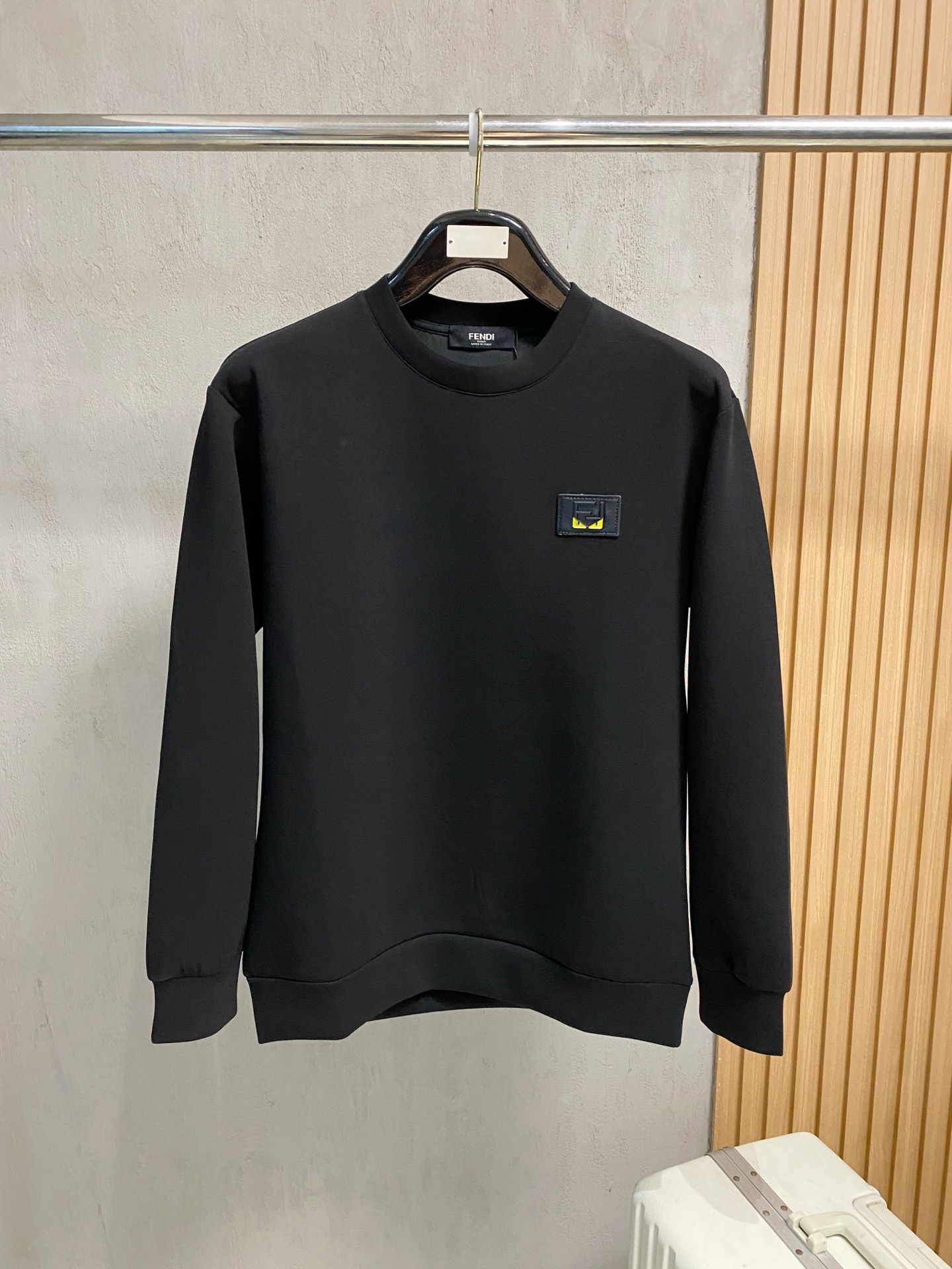 NO:566546,Fendi 2025 Autumn and Winter Men's Letter Logo Pullover Space Cotton Sweatshirt Classic OS version, simple yet stylish. Daily sports and leisure business without pressure...Customer-supplied space knitted cotton, made through a micro-knitting three-dimensional process, the inside is as neat as scales, super texture, breathable and comfortable, the details and soft touch are invincible, the first choice for wearing alone! Color White/Black  Size XS/S/M/L,,fendi,hoodie,sweatshirts,alexander wang19860909芬迪 2025秋冬男士字母标识套头太空棉卫衣 经典OS版型,简约而不失格调.日常运动休闲商务毫无压力... 客供太空针织棉,经由微型针织立体工艺过程制作,内里鳞甲般工整,质感超强,透气舒适,细节感和触感柔更是无敌,单穿内搭首选! 颜色白色/黑色 尺码XS/S/M/L,,fendi,hoodie,sweatshirts,alexander wang,Men's clothing