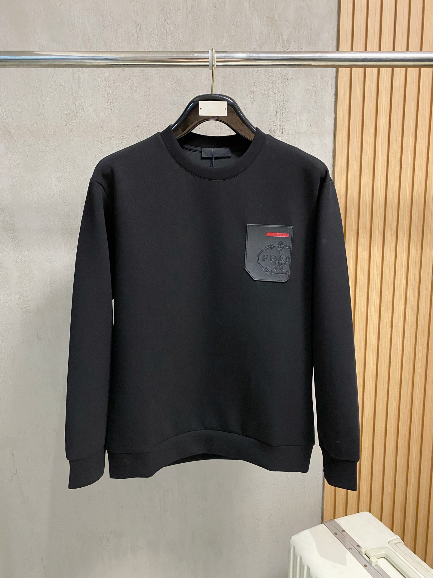 NO:566533,Prada 2025 Autumn and Winter Men's Letter Logo Pullover Space Cotton Sweatshirt Classic OS version, simple yet stylish. No pressure for daily sports, leisure and business...Customer-supplied space knitted cotton, made through a micro-knitting three-dimensional process. The inside is as neat as scales, with super texture, breathable and comfortable, and an invincible sense of detail and soft touch. It is the first choice for wearing alone! Color White/Black  Size XS/S/M/L,,prada,hoodie,sweatshirts,alexander wang19860909普拉达 2025秋冬男士字母标识套头太空棉卫衣 经典OS版型,简约而不失格调.日常运动休闲商务毫无压力... 客供太空针织棉,经由微型针织立体工艺过程制作,内里鳞甲般工整,质感超强,透气舒适,细节感和触感柔更是无敌,单穿内搭首选! 颜色白色/黑色 尺码XS/S/M/L,,prada,hoodie,sweatshirts,alexander wang,Men's clothing