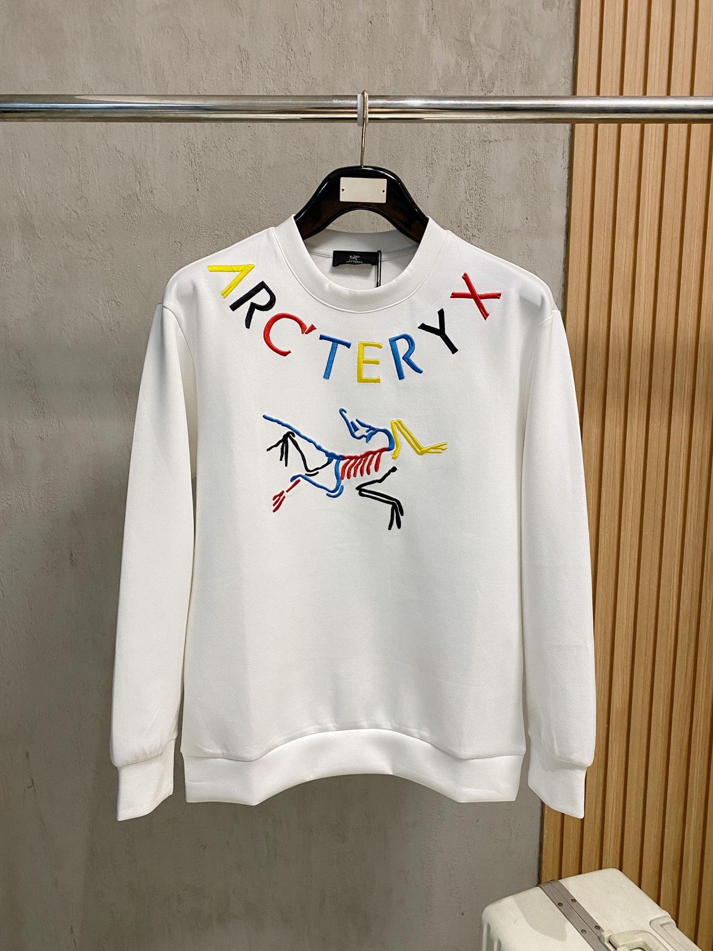 NO:566540,Arc'teryx 2025 Autumn and Winter Men's Letter Logo Pullover Space Cotton Sweatshirt Classic OS version, simple yet stylish. Daily sports and leisure business without pressure...Customer-supplied space knitted cotton, made through a micro-knitting three-dimensional process, the inner lining is as neat as scales, super texture, breathable and comfortable, the details and soft touch are invincible, the first choice for single wear and inner wear! Color White/Black  Size XS/S/M/L,arc'teryx,hoodie,sweatshirts,alexander wang19860909始祖鸟 2025秋冬男士字母标识套头太空棉卫衣 经典OS版型,简约而不失格调.日常运动休闲商务毫无压力... 客供太空针织棉,经由微型针织立体工艺过程制作,内里鳞甲般工整,质感超强,透气舒适,细节感和触感柔更是无敌,单穿内搭首选! 颜色白色/黑色 尺码XS/S/M/L,arc'teryx,hoodie,sweatshirts,alexander wang,Men's clothing