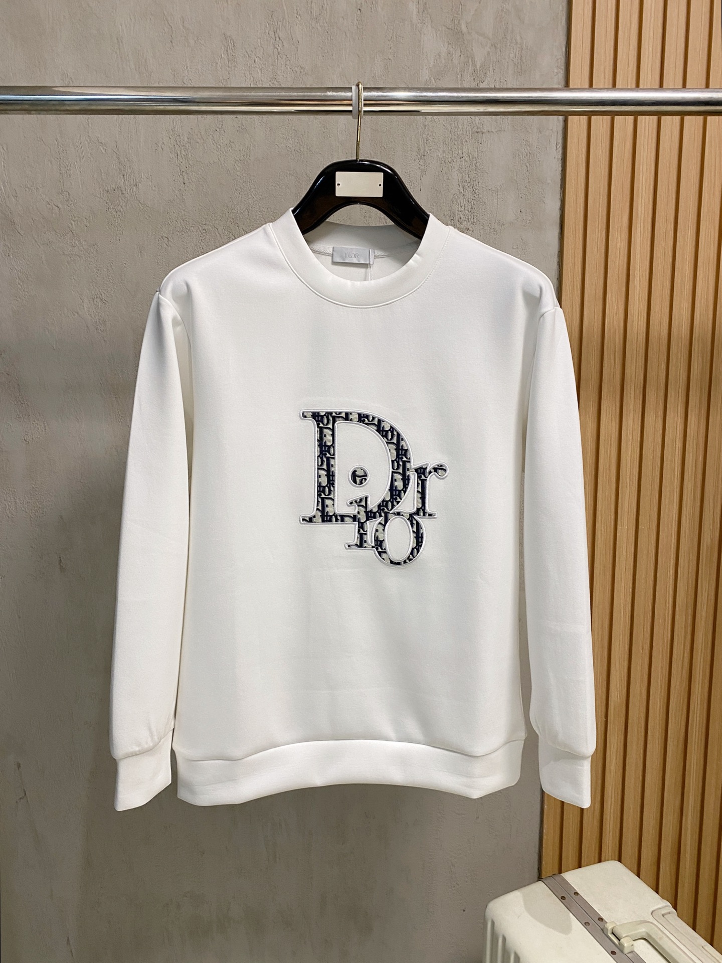 NO:566552,Dior 2025 Autumn and Winter Men's Letter Logo Pullover Space Cotton Sweatshirt Classic OS version, simple yet stylish. No pressure for daily sports, leisure and business...Customer-supplied space knitted cotton, made through a micro-knitting three-dimensional process, the inside is as neat as scales, has a super texture, is breathable and comfortable, and has an invincible sense of detail and soft touch. It is the first choice for wearing alone! Color White/Black  Size XS/S/M/L,,dior,hoodie,sweatshirts,alexander wang19860909迪奥 2025秋冬男士字母标识套头太空棉卫衣 经典OS版型,简约而不失格调.日常运动休闲商务毫无压力... 客供太空针织棉,经由微型针织立体工艺过程制作,内里鳞甲般工整,质感超强,透气舒适,细节感和触感柔更是无敌,单穿内搭首选! 颜色白色/黑色 尺码XS/S/M/L,,dior,hoodie,sweatshirts,alexander wang,Men's clothing