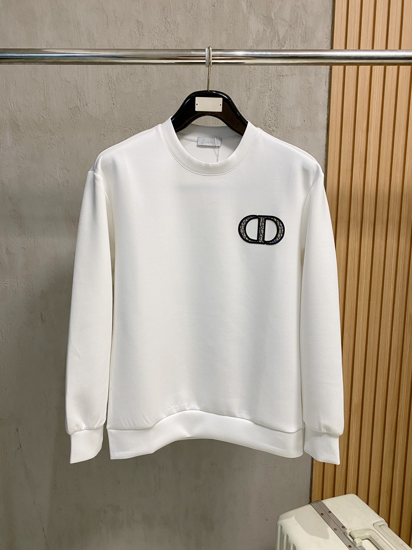 NO:566534,Dior 2025 Autumn and Winter Men's Letter Logo Pullover Space Cotton Sweatshirt Classic OS version, simple yet stylish. No pressure for daily sports, leisure and business...Customer-supplied space knitted cotton, made through a micro-knitting three-dimensional process, the inside is as neat as scales, has a super texture, is breathable and comfortable, and has an invincible sense of detail and soft touch. It is the first choice for wearing alone! Color White/Black  Size XS/S/M/L,,dior,hoodie,sweatshirts,alexander wang19860909迪奥 2025秋冬男士字母标识套头太空棉卫衣 经典OS版型,简约而不失格调.日常运动休闲商务毫无压力... 客供太空针织棉,经由微型针织立体工艺过程制作,内里鳞甲般工整,质感超强,透气舒适,细节感和触感柔更是无敌,单穿内搭首选! 颜色白色/黑色 尺码XS/S/M/L,,dior,hoodie,sweatshirts,alexander wang,Men's clothing