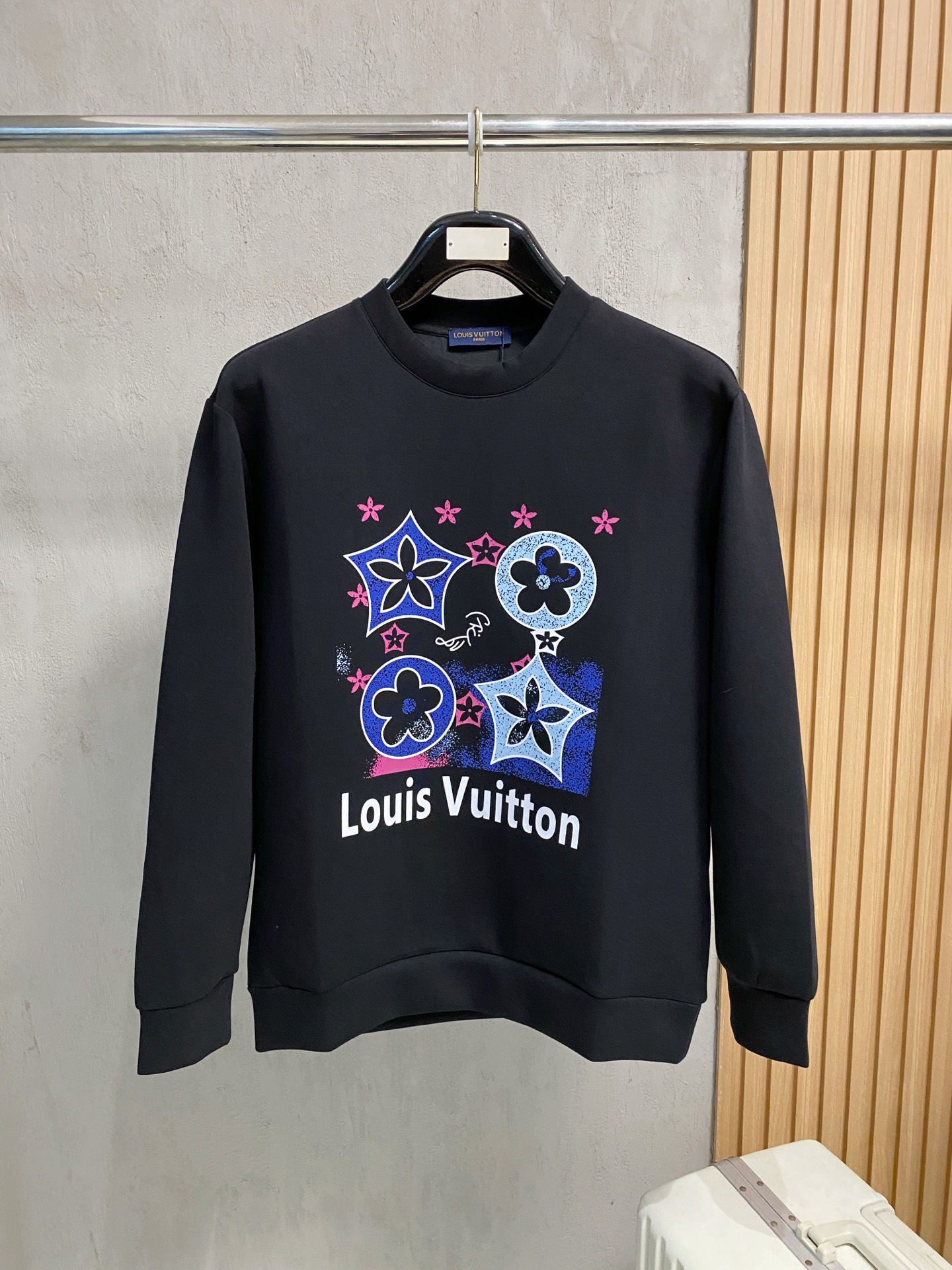 NO:610232,LV autumn and winter men's letter logo pullover space cotton sweatshirt. Classic OS version, simple yet stylish. Daily sports and leisure business without pressure...Customer-supplied space knitted cotton, made through micro-knitting three-dimensional process, the inner lining is as neat as scales, super texture, breathable and comfortable, the details and soft touch are invincible, the first choice for single wear and inner wear! Color white/black, size XS/S/M/L, Louis  vuitton,hoodie,sweatshirts,alexander wang19860909LV 秋冬男士字母标识套头太空棉卫衣 经典OS版型,简约而不失格调.日常运动休闲商务毫无压力... 客供太空针织棉,经由微型针织立体工艺过程制作,内里鳞甲般工整,质感超强,透气舒适,细节感和触感柔更是无敌,单穿内搭首选! 颜色白色/黑色 尺码XS/S/M/L,,louis vuitton,hoodie,sweatshirts,alexander wang,Men's clothing