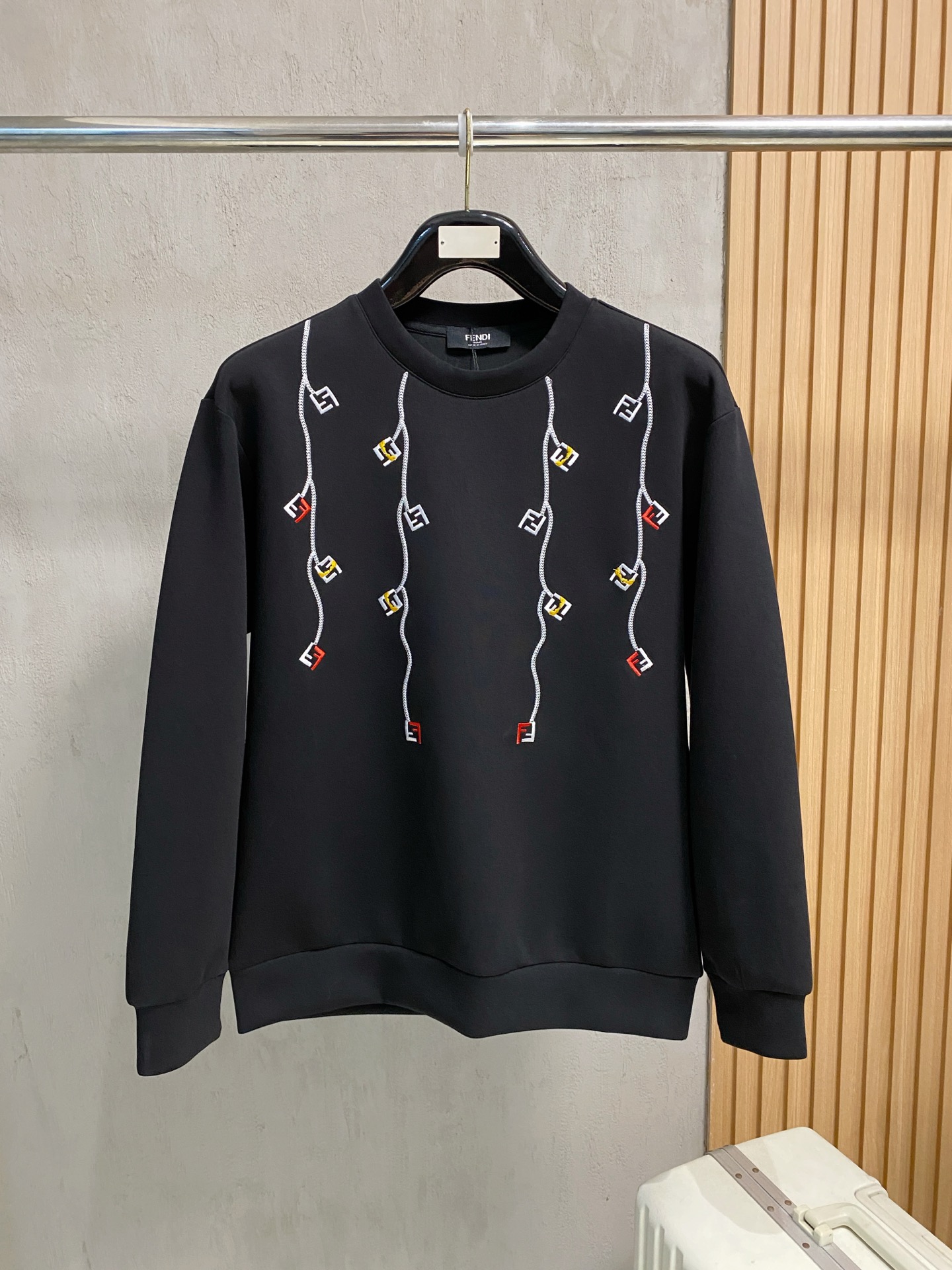 NO:566567,Fendi 2025 Autumn and Winter Men's Letter Logo Pullover Space Cotton Sweatshirt Classic OS version, simple yet stylish. Daily sports and leisure business without pressure...Customer-supplied space knitted cotton, made through a micro-knitting three-dimensional process, the inside is as neat as scales, super texture, breathable and comfortable, the details and soft touch are invincible, the first choice for wearing alone! Color White/Black  Size XS/S/M/L,,fendi,hoodie,sweatshirts,alexander wang19860909芬迪 2025秋冬男士字母标识套头太空棉卫衣 经典OS版型,简约而不失格调.日常运动休闲商务毫无压力... 客供太空针织棉,经由微型针织立体工艺过程制作,内里鳞甲般工整,质感超强,透气舒适,细节感和触感柔更是无敌,单穿内搭首选! 颜色白色/黑色 尺码XS/S/M/L,,fendi,hoodie,sweatshirts,alexander wang,Men's clothing