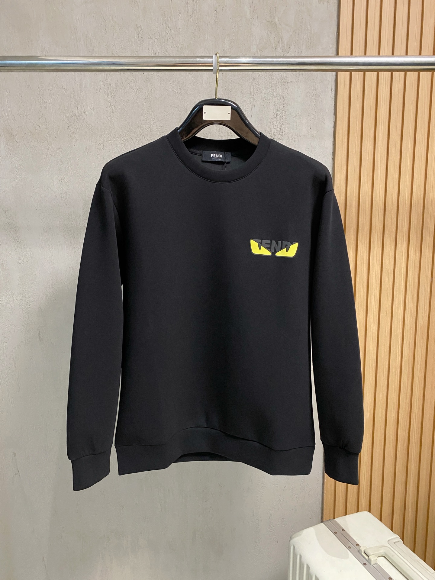 NO:566529,Fendi 2025 Autumn and Winter Men's Letter Logo Pullover Space Cotton Sweatshirt Classic OS version, simple yet stylish. Daily sports and leisure business without pressure...Customer-supplied space knitted cotton, made through a micro-knitting three-dimensional process, the inside is as neat as scales, super texture, breathable and comfortable, the details and soft touch are invincible, the first choice for wearing alone! Color White/Black  Size XS/S/M/L,,fendi,hoodie,sweatshirts,alexander wang19860909芬迪 2025秋冬男士字母标识套头太空棉卫衣 经典OS版型,简约而不失格调.日常运动休闲商务毫无压力... 客供太空针织棉,经由微型针织立体工艺过程制作,内里鳞甲般工整,质感超强,透气舒适,细节感和触感柔更是无敌,单穿内搭首选! 颜色白色/黑色 尺码XS/S/M/L,,fendi,hoodie,sweatshirts,alexander wang,Men's clothing