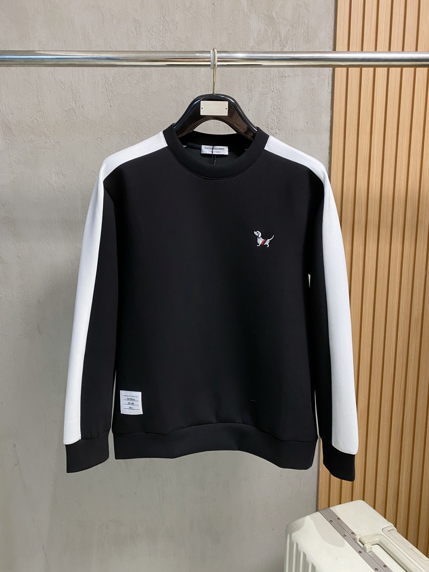 NO:566522,TB 2025 Autumn and Winter Men's Letter Logo Pullover Space Cotton Sweatshirt Classic OS version, simple yet stylish. Daily sports and leisure business without pressure...Customer-supplied space knitted cotton, made through a micro-knitting three-dimensional process, the inner lining is as neat as scales, super texture, breathable and comfortable, with an invincible sense of detail and soft touch. It is the first choice for single wear and inner wear! Color White/Black  Size XS/S/M/L,,hoodie,sweatshirts,alexander wang19860909TB 2025秋冬男士字母标识套头太空棉卫衣 经典OS版型,简约而不失格调.日常运动休闲商务毫无压力... 客供太空针织棉,经由微型针织立体工艺过程制作,内里鳞甲般工整,质感超强,透气舒适,细节感和触感柔更是无敌,单穿内搭首选! 颜色白色/黑色 尺码XS/S/M/L,,hoodie,sweatshirts,alexander wang,Men's clothing