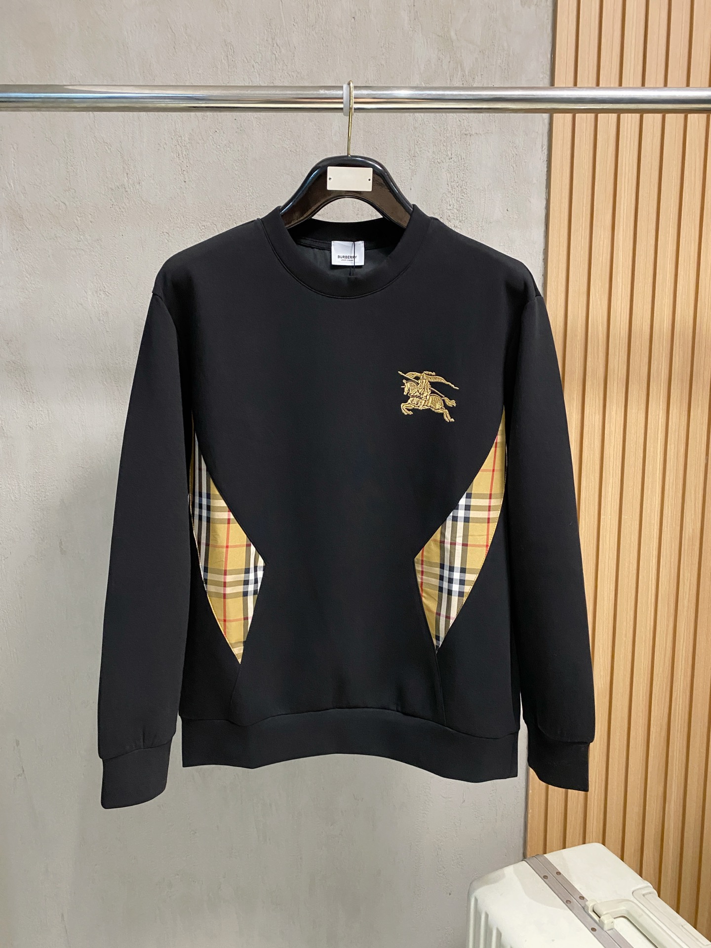 NO:566572,Burberry 2025 Autumn and Winter Men's Letter Logo Pullover Space Cotton Sweatshirt Classic OS version, simple yet stylish. Daily sports and leisure business without pressure...Customer-supplied space knitted cotton, made through a micro-knitting three-dimensional process, the inside is as neat as scales, super texture, breathable and comfortable, the details and soft touch are invincible, the first choice for wearing alone! Color White/Black  Size XS/S/M/L,,burberry,hoodie,sweatshirts,alexander wang19860909巴宝莉 2025秋冬男士字母标识套头太空棉卫衣 经典OS版型,简约而不失格调.日常运动休闲商务毫无压力... 客供太空针织棉,经由微型针织立体工艺过程制作,内里鳞甲般工整,质感超强,透气舒适,细节感和触感柔更是无敌,单穿内搭首选! 颜色白色/黑色 尺码XS/S/M/L,,burberry,hoodie,sweatshirts,alexander wang,Men's clothing