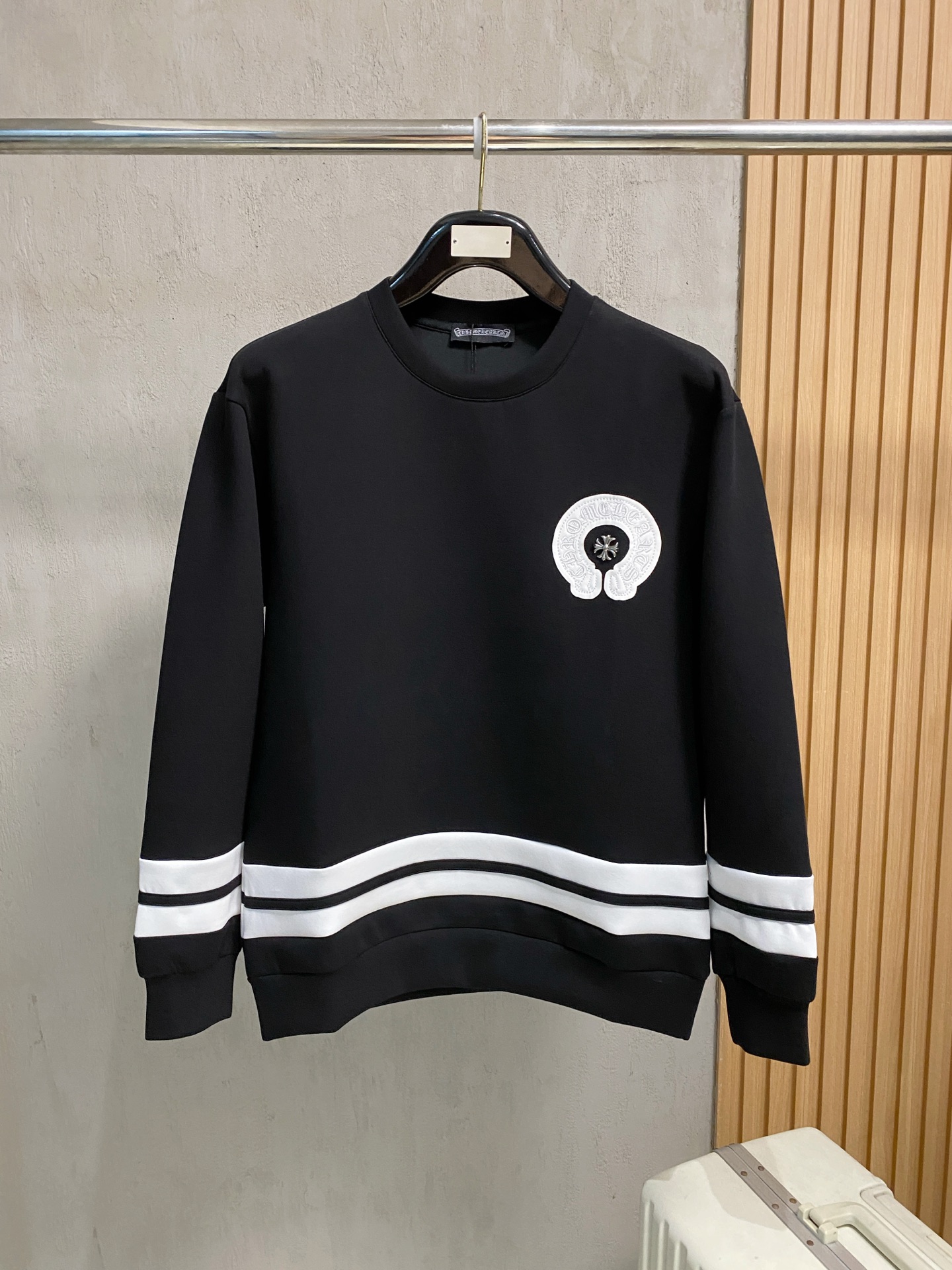 NO:566513,Kroxin 2025 Autumn and Winter Men's Letter Logo Pullover Space Cotton Sweatshirt Classic OS version, simple yet stylish. Daily sports and leisure business without pressure...Customer-supplied space knitted cotton, made through a micro-knitting three-dimensional process, the lining is as neat as scales, super texture, breathable and comfortable, the details and soft touch are invincible, the first choice for single wear and inner wear! Color White/Black Size XS/S/M/L,, chrome  hearts,hoodie,sweatshirts,alexander wang19860909克罗心 2025秋冬男士字母标识套头太空棉卫衣 经典OS版型,简约而不失格调.日常运动休闲商务毫无压力... 客供太空针织棉,经由微型针织立体工艺过程制作,内里鳞甲般工整,质感超强,透气舒适,细节感和触感柔更是无敌,单穿内搭首选! 颜色白色/黑色 尺码XS/S/M/L,,chrome hearts,hoodie,sweatshirts,alexander wang,Men's clothing