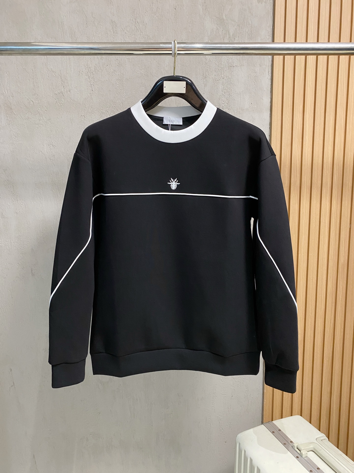 NO:566503,Dior 2025 Autumn and Winter Men's Letter Logo Pullover Space Cotton Sweatshirt Classic OS version, simple yet stylish. No pressure for daily sports, leisure and business...Customer-supplied space knitted cotton, made through a micro-knitting three-dimensional process, the inside is as neat as scales, has a super texture, is breathable and comfortable, and has an invincible sense of detail and soft touch. It is the first choice for wearing alone! Color White/Black  Size XS/S/M/L,,dior,hoodie,sweatshirts,alexander wang19860909迪奥 2025秋冬男士字母标识套头太空棉卫衣 经典OS版型,简约而不失格调.日常运动休闲商务毫无压力... 客供太空针织棉,经由微型针织立体工艺过程制作,内里鳞甲般工整,质感超强,透气舒适,细节感和触感柔更是无敌,单穿内搭首选! 颜色白色/黑色 尺码XS/S/M/L,,dior,hoodie,sweatshirts,alexander wang,Men's clothing