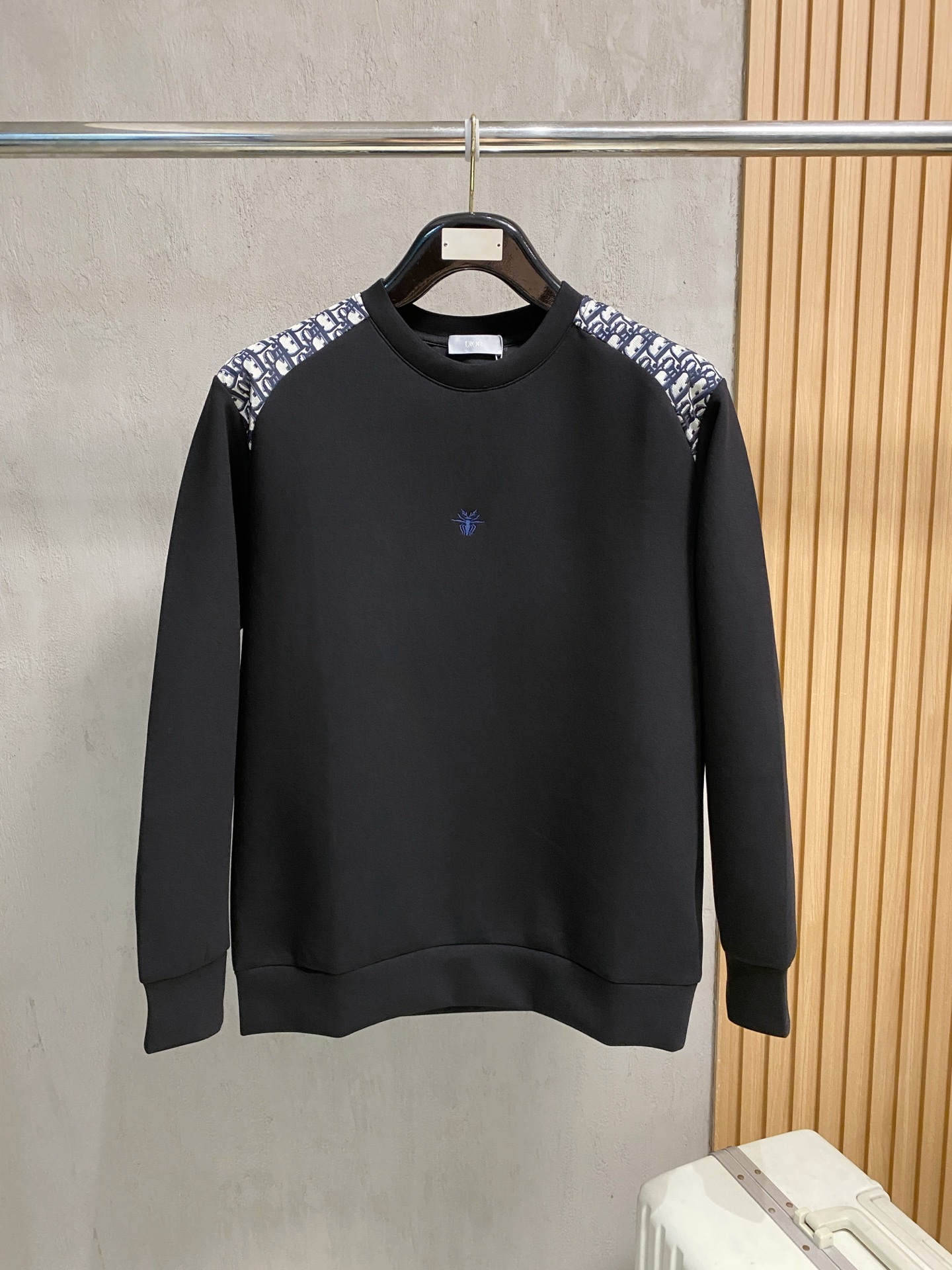 NO:566545,Dior 2025 Autumn and Winter Men's Letter Logo Pullover Space Cotton Sweatshirt Classic OS version, simple yet stylish. No pressure for daily sports, leisure and business...Customer-supplied space knitted cotton, made through a micro-knitting three-dimensional process, the inside is as neat as scales, has a super texture, is breathable and comfortable, and has an invincible sense of detail and soft touch. It is the first choice for wearing alone! Color White/Black  Size XS/S/M/L,,dior,hoodie,sweatshirts,alexander wang19860909迪奥 2025秋冬男士字母标识套头太空棉卫衣 经典OS版型,简约而不失格调.日常运动休闲商务毫无压力... 客供太空针织棉,经由微型针织立体工艺过程制作,内里鳞甲般工整,质感超强,透气舒适,细节感和触感柔更是无敌,单穿内搭首选! 颜色白色/黑色 尺码XS/S/M/L,,dior,hoodie,sweatshirts,alexander wang,Men's clothing