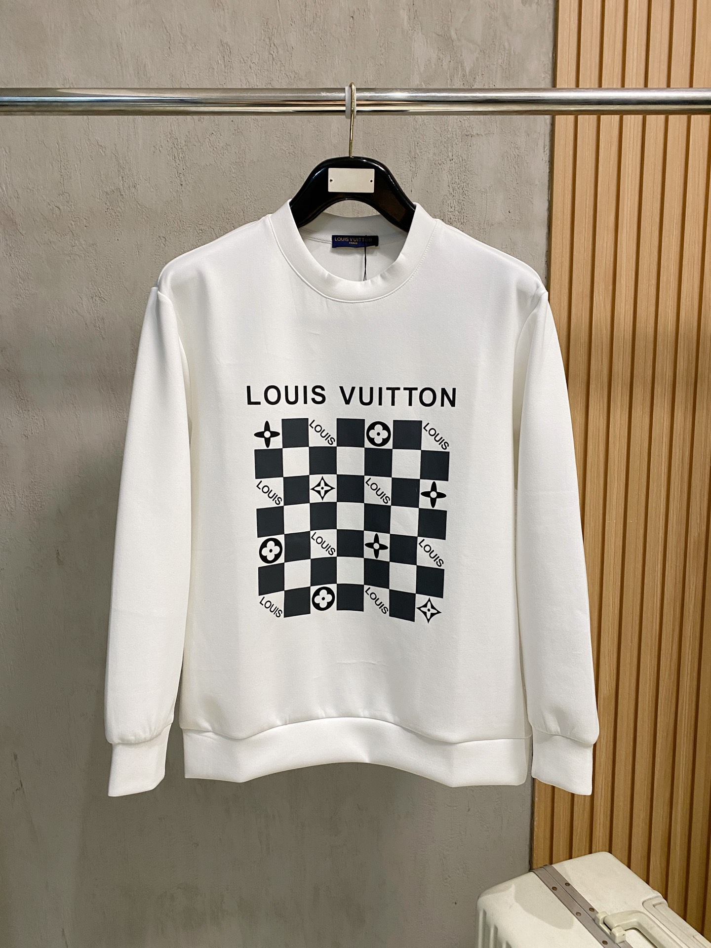 NO:566505,LV 2025 autumn and winter men's letter logo pullover space cotton sweatshirt. Classic OS version, simple yet stylish. Daily sports and leisure business without pressure...Customer-supplied space knitted cotton, made through micro-knitting three-dimensional process, the inside is as neat as scales, super texture, breathable and comfortable, the details and soft touch are invincible, the first choice for single wear and inner wear! Color white/black, size XS/S/M/L,, louis  vuitton,hoodie,sweatshirts,alexander wang19860909LV 2025秋冬男士字母标识套头太空棉卫衣 经典OS版型,简约而不失格调.日常运动休闲商务毫无压力... 客供太空针织棉,经由微型针织立体工艺过程制作,内里鳞甲般工整,质感超强,透气舒适,细节感和触感柔更是无敌,单穿内搭首选! 颜色白色/黑色 尺码XS/S/M/L,,louis vuitton,hoodie,sweatshirts,alexander wang,Men's clothing