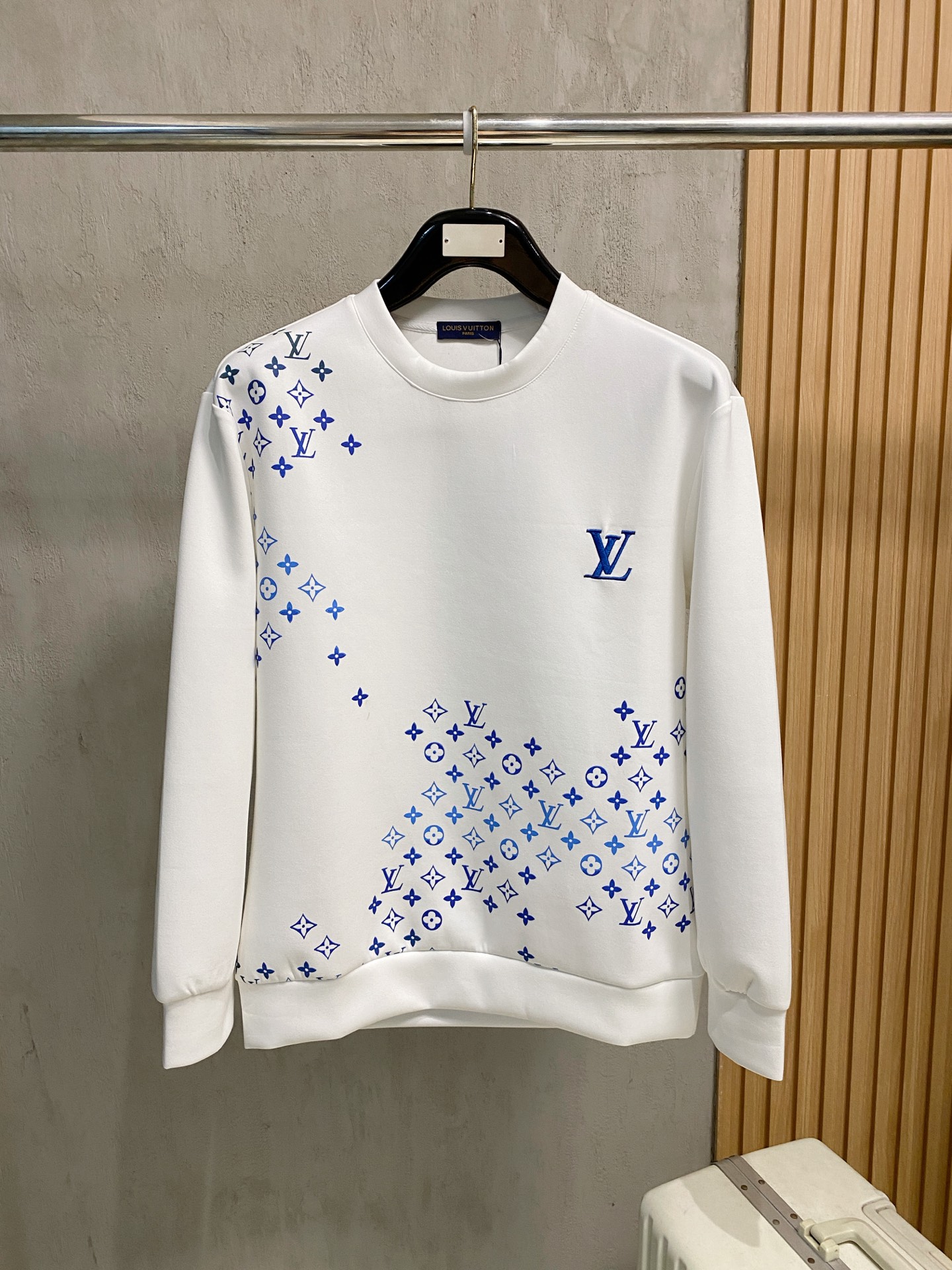 NO:610242,LV autumn and winter men's letter logo pullover space cotton sweatshirt. Classic OS version, simple yet stylish. Daily sports and leisure business without pressure...Customer-supplied space knitted cotton, made through micro-knitting three-dimensional process, the inner lining is as neat as scales, super texture, breathable and comfortable, the details and soft touch are invincible, the first choice for single wear and inner wear! Color white/black, size XS/S/M/L, Louis  vuitton,hoodie,sweatshirts,alexander wang19860909LV 秋冬男士字母标识套头太空棉卫衣 经典OS版型,简约而不失格调.日常运动休闲商务毫无压力... 客供太空针织棉,经由微型针织立体工艺过程制作,内里鳞甲般工整,质感超强,透气舒适,细节感和触感柔更是无敌,单穿内搭首选! 颜色白色/黑色 尺码XS/S/M/L,,louis vuitton,hoodie,sweatshirts,alexander wang,Men's clothing