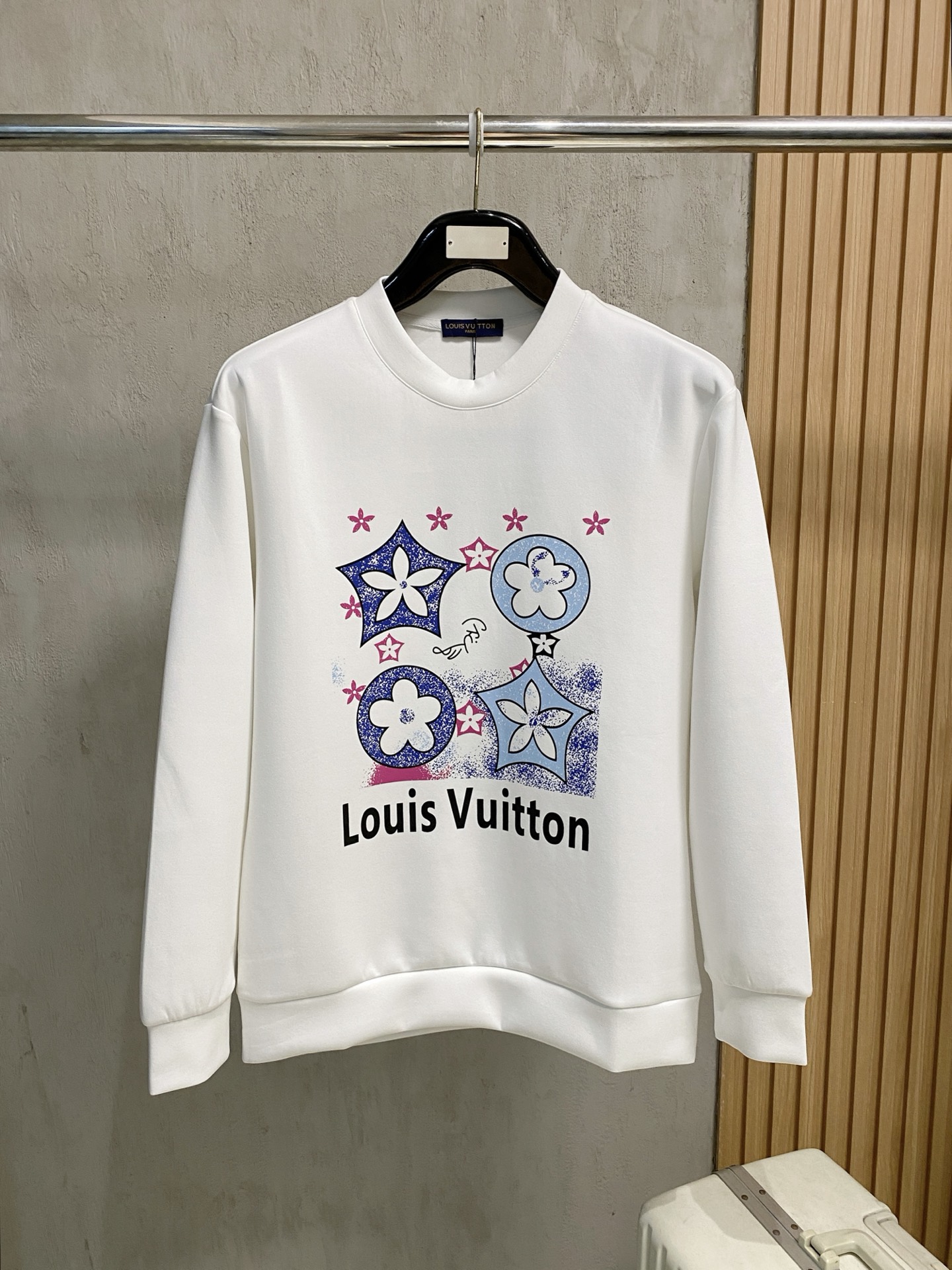 NO:566577,LV 2025 autumn and winter men's letter logo pullover space cotton sweatshirt. Classic OS version, simple yet stylish. Daily sports and leisure business without pressure...Customer-supplied space knitted cotton, made through micro-knitting three-dimensional process, the inside is as neat as scales, super texture, breathable and comfortable, the details and soft touch are invincible, the first choice for single wear and inner wear! Color white/black, size XS/S/M/L,, louis  vuitton,hoodie,sweatshirts,alexander wang19860909LV 2025秋冬男士字母标识套头太空棉卫衣 经典OS版型,简约而不失格调.日常运动休闲商务毫无压力... 客供太空针织棉,经由微型针织立体工艺过程制作,内里鳞甲般工整,质感超强,透气舒适,细节感和触感柔更是无敌,单穿内搭首选! 颜色白色/黑色 尺码XS/S/M/L,,louis vuitton,hoodie,sweatshirts,alexander wang,Men's clothing