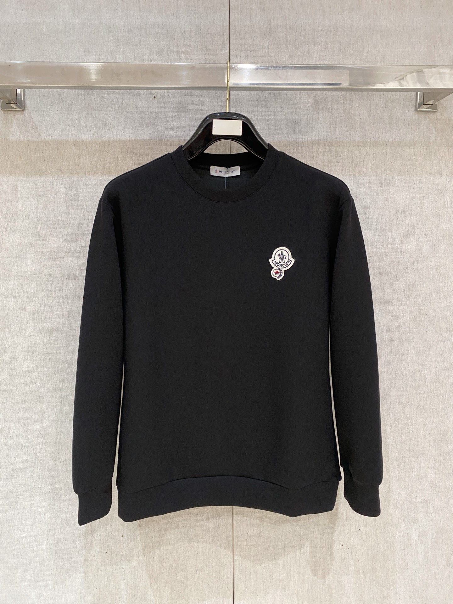 NO:600430,Meng Mouth 2025 Autumn and Winter Men's Letter Logo Pullover Space Cotton Sweatshirt. Classic OS version, simple yet stylish. Daily sports and leisure business without pressure...Customer-supplied space knitted cotton, made through a micro-knitting three-dimensional process. The inside is as neat as scales, with super texture, breathable and comfortable, and the sense of detail and soft touch are invincible. It is the first choice for wearing alone! Color Black White  Size XS/S/M/L,,Moncler,hoodie,sweatshirts,alexander wang19860909蒙口 2025秋冬男士字母标识套头太空棉卫衣 经典OS版型,简约而不失格调.日常运动休闲商务毫无压力... 客供太空针织棉,经由微型针织立体工艺过程制作,内里鳞甲般工整,质感超强,透气舒适,细节感和触感柔更是无敌,单穿内搭首选! 颜色黑色 白色 尺码XS/S/M/L,,Moncler,hoodie,sweatshirts,alexander wang,Men's clothing