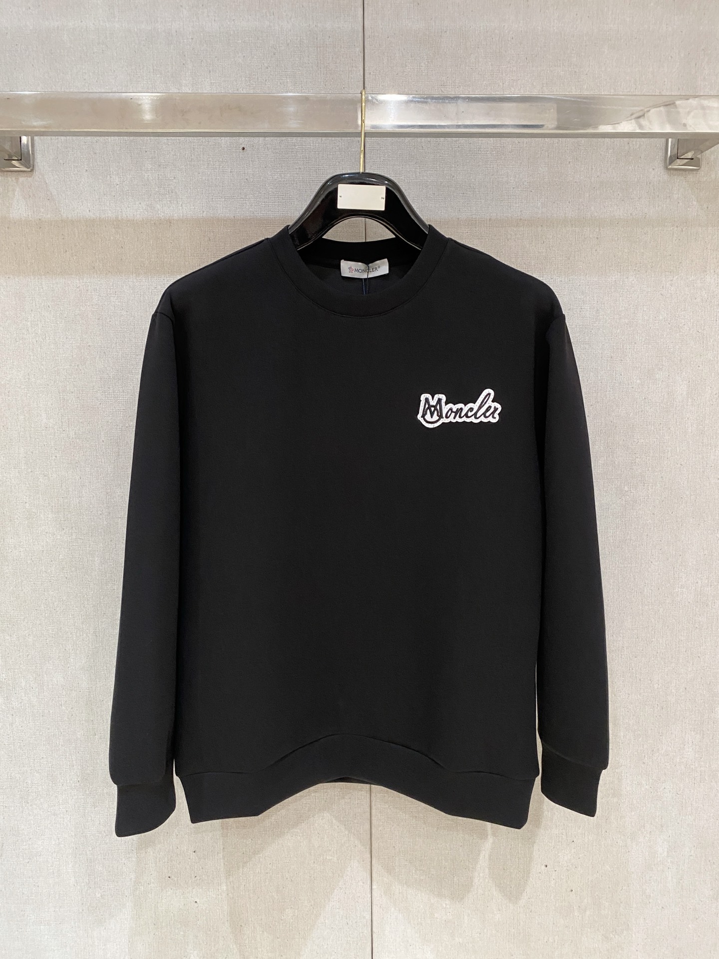 NO:600572,Meng Mouth 2025 Autumn and Winter Men's Letter Logo Pullover Space Cotton Sweatshirt. Classic OS version, simple yet stylish. Daily sports and leisure business without pressure...Customer-supplied space knitted cotton, made through a micro-knitting three-dimensional process. The inside is as neat as scales, with super texture, breathable and comfortable, and the sense of detail and soft touch are invincible. It is the first choice for wearing alone! Color Black White  Size XS/S/M/L,,Moncler,hoodie,sweatshirts,alexander wang19860909蒙口 2025秋冬男士字母标识套头太空棉卫衣 经典OS版型,简约而不失格调.日常运动休闲商务毫无压力... 客供太空针织棉,经由微型针织立体工艺过程制作,内里鳞甲般工整,质感超强,透气舒适,细节感和触感柔更是无敌,单穿内搭首选! 颜色黑色 白色 尺码XS/S/M/L,,Moncler,hoodie,sweatshirts,alexander wang,Men's clothing