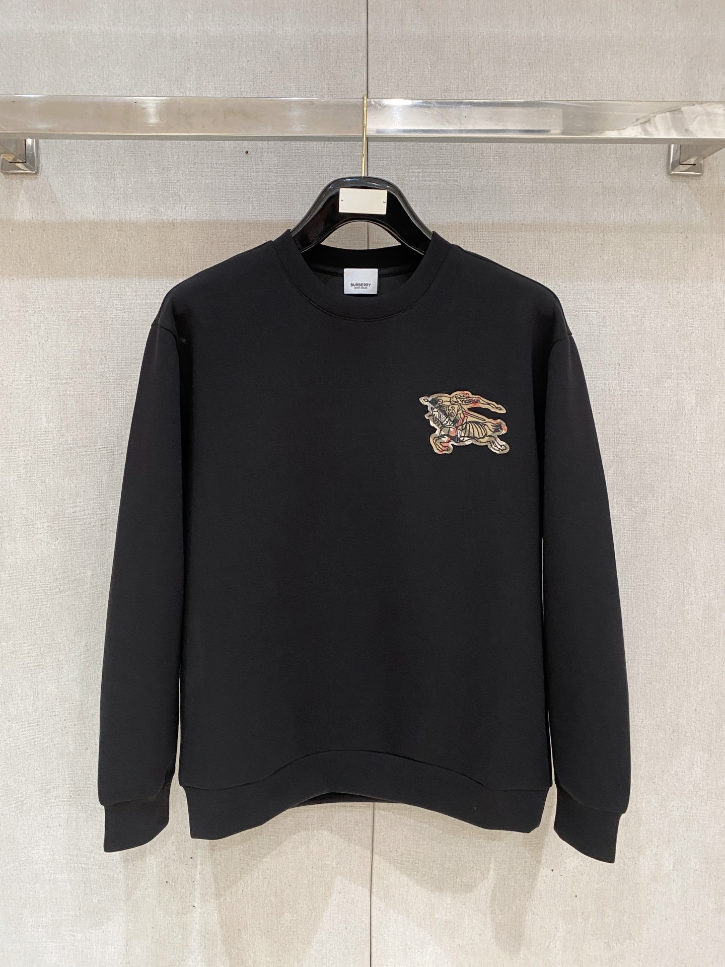 NO:600584,Burberry 2025 Autumn and Winter Men's Letter Logo Pullover Space Cotton Sweatshirt Classic OS version, simple yet stylish. Daily sports and leisure business without pressure...Customer-supplied space knitted cotton, made through a micro-knitting three-dimensional process, the interior is as neat as scales, has a super texture, is breathable and comfortable, and has an invincible sense of detail and soft touch. It is the first choice for wearing alone! Color Black White  Size XS/S/M/L,,burberry,hoodie,sweatshirts,alexander wang19860909巴宝莉 2025秋冬男士字母标识套头太空棉卫衣 经典OS版型,简约而不失格调.日常运动休闲商务毫无压力... 客供太空针织棉,经由微型针织立体工艺过程制作,内里鳞甲般工整,质感超强,透气舒适,细节感和触感柔更是无敌,单穿内搭首选! 颜色黑色 白色 尺码XS/S/M/L,,burberry,hoodie,sweatshirts,alexander wang,Men's clothing