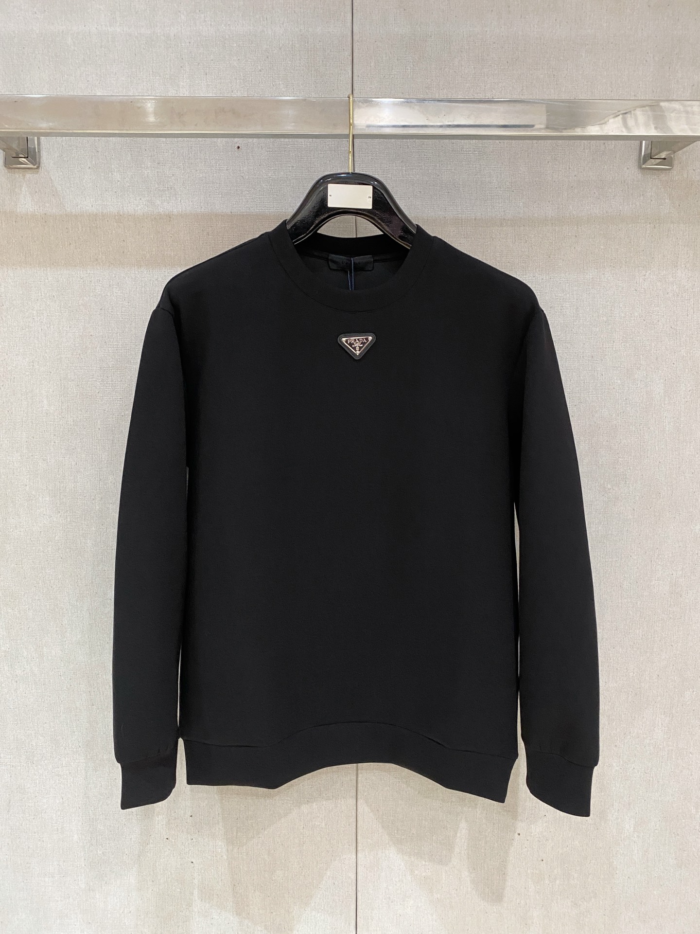 NO:600578,Prada 2025 Autumn and Winter Men's Letter Logo Pullover Space Cotton Sweatshirt Classic OS version, simple yet stylish. Daily sports and leisure business without pressure...Customer-supplied space knitted cotton, made through a micro-knitting three-dimensional process, the interior is as neat as scales, has a super texture, is breathable and comfortable, and has an invincible sense of detail and soft touch. It is the first choice for wearing alone! Color Black White  Size XS/S/M/L,,prada,hoodie,sweatshirts,alexander wang19860909普拉达 2025秋冬男士字母标识套头太空棉卫衣 经典OS版型,简约而不失格调.日常运动休闲商务毫无压力... 客供太空针织棉,经由微型针织立体工艺过程制作,内里鳞甲般工整,质感超强,透气舒适,细节感和触感柔更是无敌,单穿内搭首选! 颜色黑色 白色 尺码XS/S/M/L,,prada,hoodie,sweatshirts,alexander wang,Men's clothing