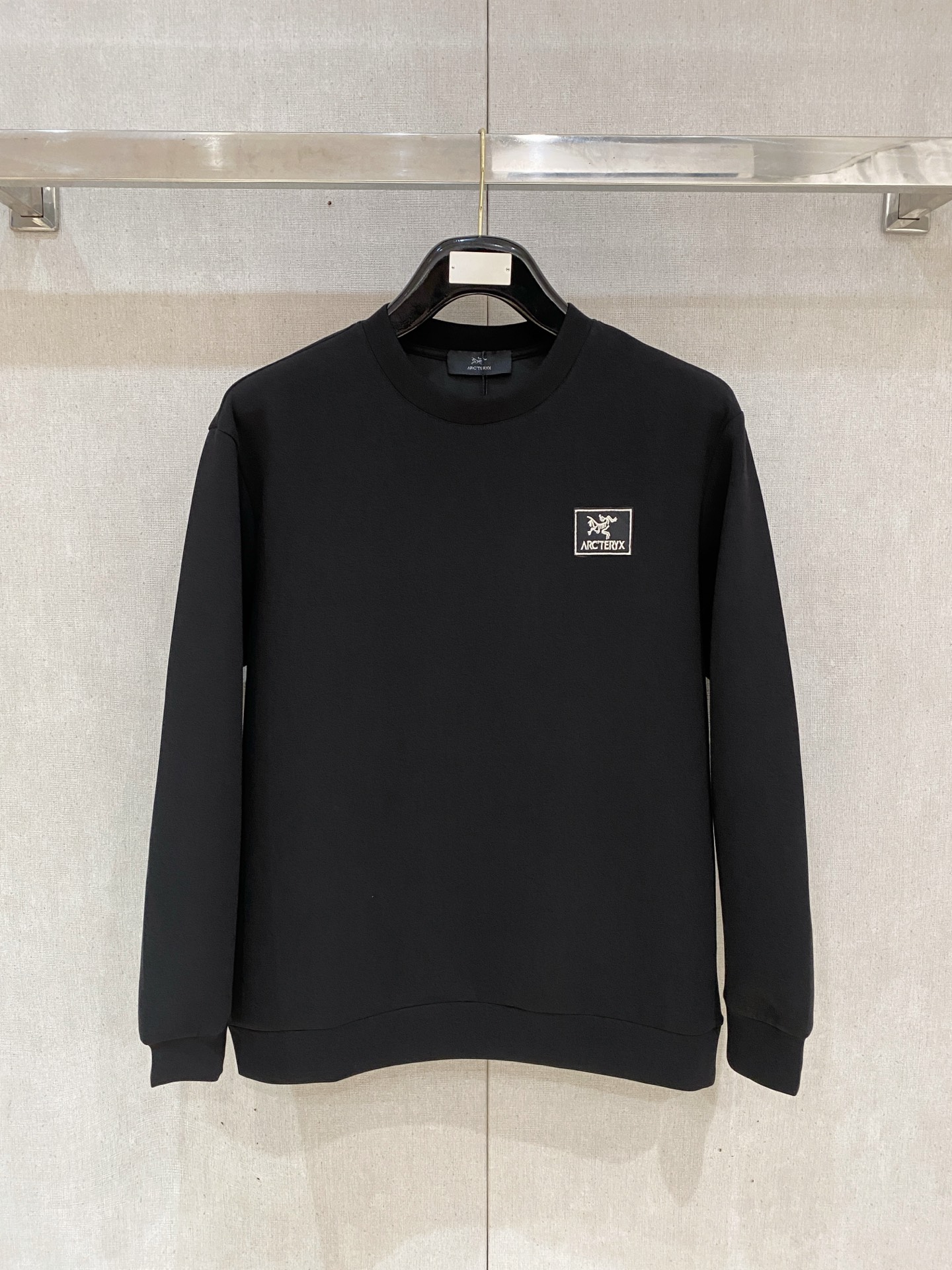 NO:600439,Arc'teryx 2025 Autumn and Winter Men's Letter Logo Pullover Space Cotton Sweatshirt Classic OS version, simple yet stylish. Daily sports, leisure and business without pressure...Customer-supplied space knitted cotton, made through a micro-knitting three-dimensional process. The inner lining is as neat as scales, with super texture, breathable and comfortable, and an invincible sense of detail and soft touch. It is the first choice for wearing alone! Color Black White  Size XS/S/M/L,arc'teryx,hoodie,sweatshirts,alexander wang19860909始祖鸟 2025秋冬男士字母标识套头太空棉卫衣 经典OS版型,简约而不失格调.日常运动休闲商务毫无压力... 客供太空针织棉,经由微型针织立体工艺过程制作,内里鳞甲般工整,质感超强,透气舒适,细节感和触感柔更是无敌,单穿内搭首选! 颜色黑色 白色 尺码XS/S/M/L,arc'teryx,hoodie,sweatshirts,alexander wang,Men's clothing