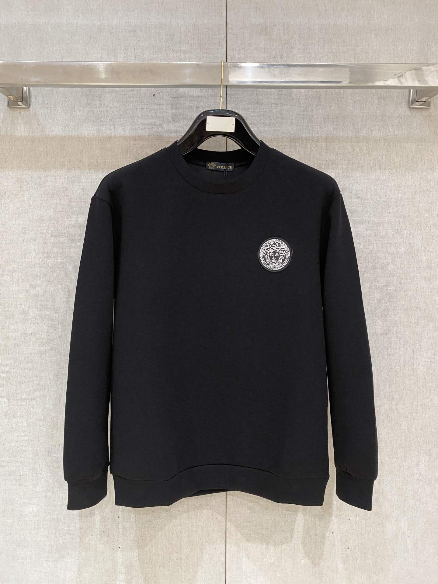 NO:600413,Versace 2025 Autumn and Winter Men's Letter Logo Pullover Space Cotton Sweatshirt Classic OS version, simple yet stylish. Daily sports and leisure business without pressure...Customer-supplied space knitted cotton, made through a micro-knitting three-dimensional process. The inside is as neat as scales, with super texture, breathable and comfortable, and the sense of detail and soft touch are invincible. It is the first choice for wearing alone! Color Black White  Size XS/S/M/L,,versace,hoodie,sweatshirts,alexander wang19860909范思哲 2025秋冬男士字母标识套头太空棉卫衣 经典OS版型,简约而不失格调.日常运动休闲商务毫无压力... 客供太空针织棉,经由微型针织立体工艺过程制作,内里鳞甲般工整,质感超强,透气舒适,细节感和触感柔更是无敌,单穿内搭首选! 颜色黑色 白色 尺码XS/S/M/L,,versace,hoodie,sweatshirts,alexander wang,Men's clothing