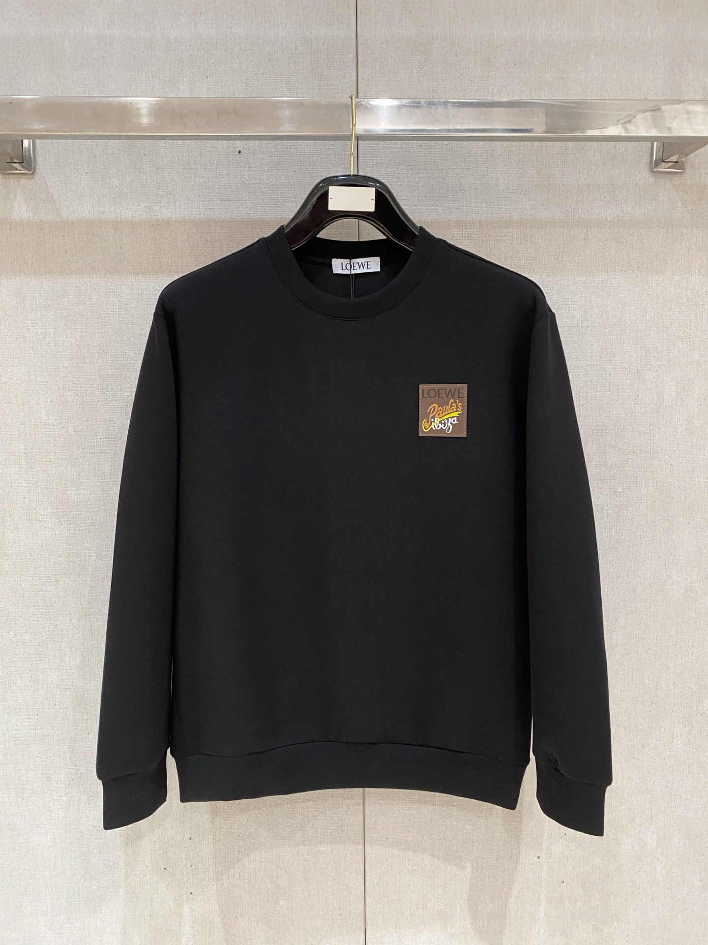 NO:600409,Loewe 2025 Autumn and Winter Men's Letter Logo Pullover Space Cotton Sweatshirt Classic OS version, simple yet stylish. No pressure for daily sports, leisure and business...Customer-supplied space knitted cotton, made through a micro-knitting three-dimensional process. The inside is as neat as scales, with super texture, breathable and comfortable, and the sense of detail and soft touch are invincible. It is the first choice for wearing alone! Color Black White  Size XS/S/M/L,,loewe,hoodie,sweatshirts,alexander wang19860909罗意威 2025秋冬男士字母标识套头太空棉卫衣 经典OS版型,简约而不失格调.日常运动休闲商务毫无压力... 客供太空针织棉,经由微型针织立体工艺过程制作,内里鳞甲般工整,质感超强,透气舒适,细节感和触感柔更是无敌,单穿内搭首选! 颜色黑色 白色 尺码XS/S/M/L,,loewe,hoodie,sweatshirts,alexander wang,Men's clothing