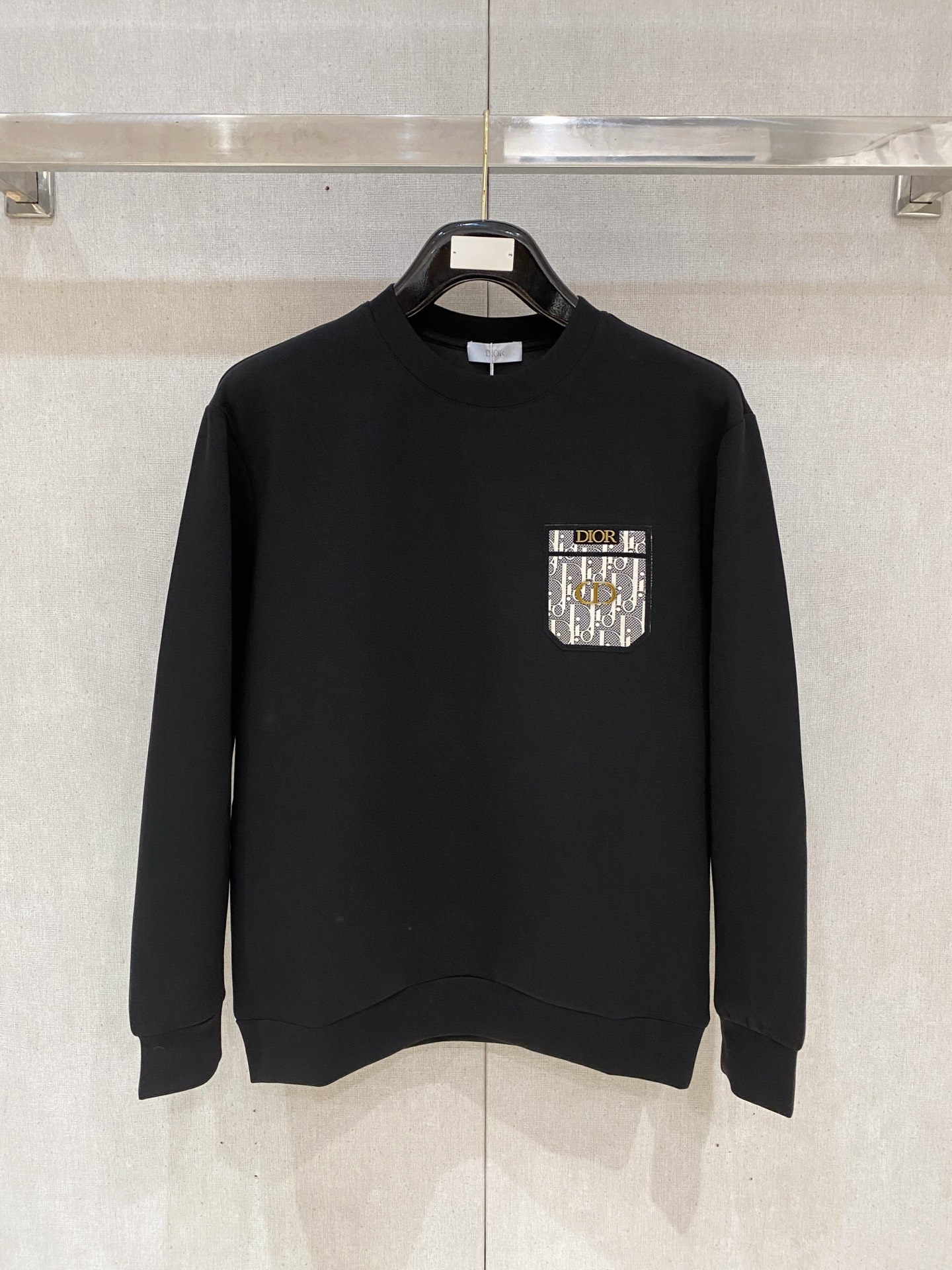 NO:600583,Dior 2025 Autumn and Winter Men's Letter Logo Pullover Space Cotton Sweatshirt Classic OS version, simple yet stylish. Daily sports and leisure business without pressure...Customer-supplied space knitted cotton, made through a micro-knitting three-dimensional process, the inner lining is as neat as scales, super texture, breathable and comfortable, with an invincible sense of detail and soft touch. It is the first choice for single wear and inner wear! Color Black White  Size XS/S/M/L,,dior,hoodie,sweatshirts,alexander wang19860909迪奥 2025秋冬男士字母标识套头太空棉卫衣 经典OS版型,简约而不失格调.日常运动休闲商务毫无压力... 客供太空针织棉,经由微型针织立体工艺过程制作,内里鳞甲般工整,质感超强,透气舒适,细节感和触感柔更是无敌,单穿内搭首选! 颜色黑色 白色 尺码XS/S/M/L,,dior,hoodie,sweatshirts,alexander wang,Men's clothing