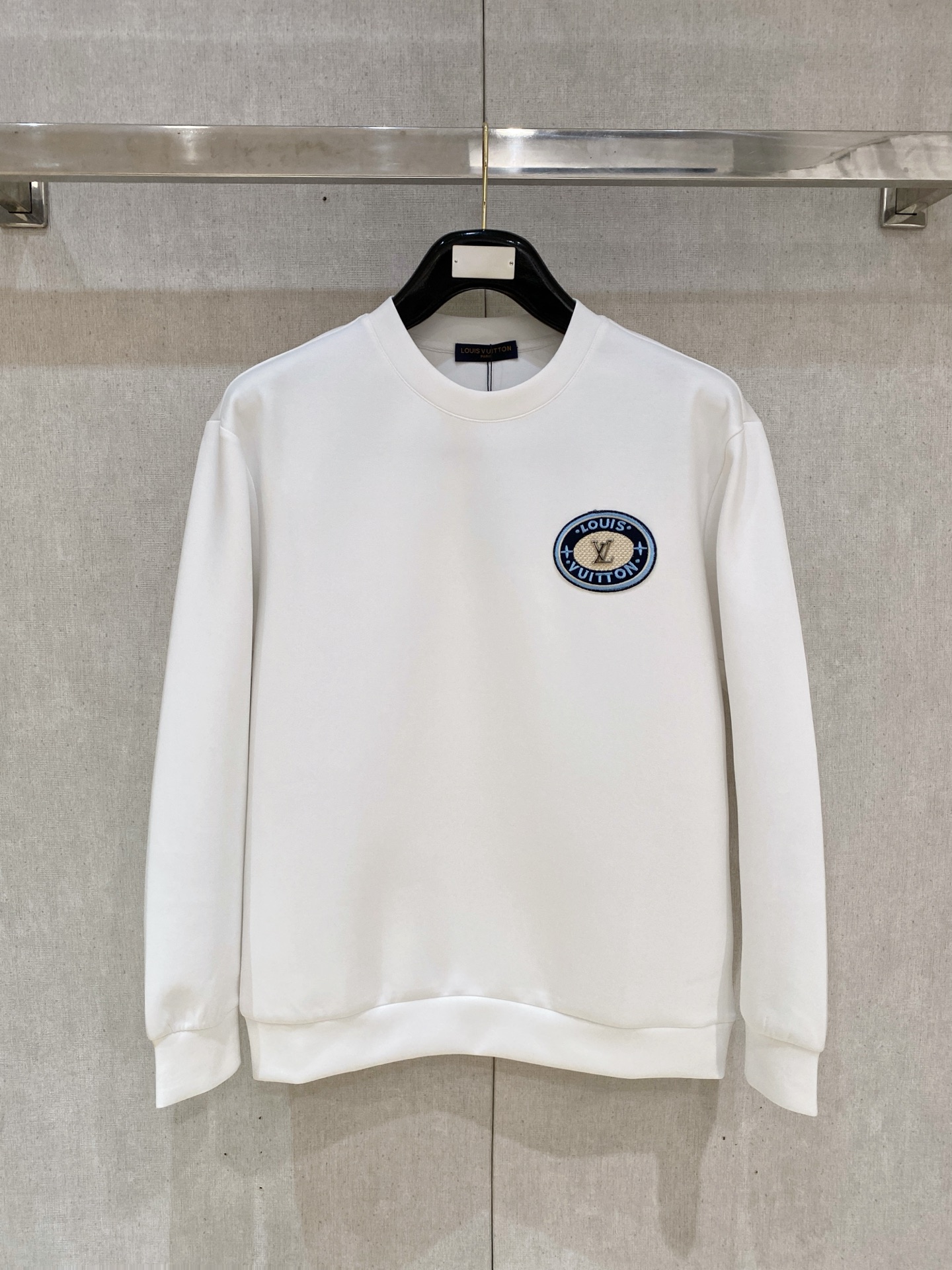 NO:600448,LV 2025 autumn and winter men's letter logo pullover space cotton sweatshirt. Classic OS version, simple yet stylish. Daily sports and leisure business without pressure...Customer-supplied space knitted cotton, made through micro-knitting three-dimensional process, the inside is as neat as scales, super texture, breathable and comfortable, the details and soft touch are invincible, the first choice for single wear and inner wear! Color black white Size XS/S/M/L,, louis  vuitton,hoodie,sweatshirts,alexander wang19860909LV 2025秋冬男士字母标识套头太空棉卫衣 经典OS版型,简约而不失格调.日常运动休闲商务毫无压力... 客供太空针织棉,经由微型针织立体工艺过程制作,内里鳞甲般工整,质感超强,透气舒适,细节感和触感柔更是无敌,单穿内搭首选! 颜色黑色 白色 尺码XS/S/M/L,,louis vuitton,hoodie,sweatshirts,alexander wang,Men's clothing