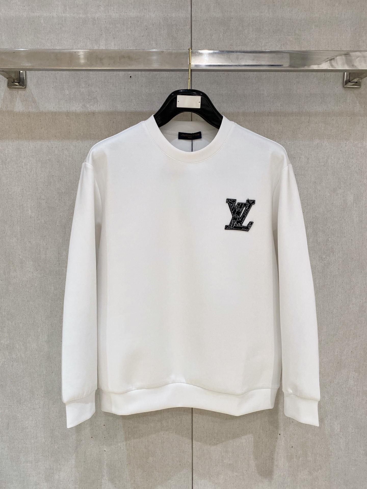 NO:600599,LV 2025 autumn and winter men's letter logo pullover space cotton sweatshirt. Classic OS version, simple yet stylish. Daily sports and leisure business without pressure...Customer-supplied space knitted cotton, made through micro-knitting three-dimensional process, the inside is as neat as scales, super texture, breathable and comfortable, the details and soft touch are invincible, the first choice for single wear and inner wear! Color black white Size XS/S/M/L,, louis  vuitton,hoodie,sweatshirts,alexander wang19860909LV 2025秋冬男士字母标识套头太空棉卫衣 经典OS版型,简约而不失格调.日常运动休闲商务毫无压力... 客供太空针织棉,经由微型针织立体工艺过程制作,内里鳞甲般工整,质感超强,透气舒适,细节感和触感柔更是无敌,单穿内搭首选! 颜色黑色 白色 尺码XS/S/M/L,,louis vuitton,hoodie,sweatshirts,alexander wang,Men's clothing