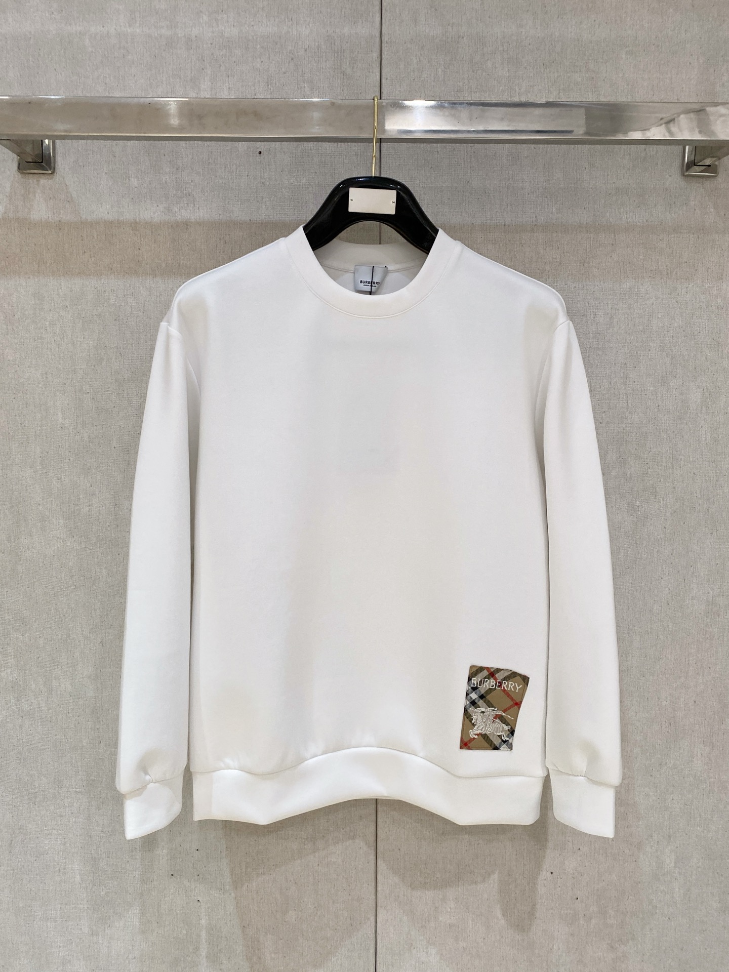 NO:600590,Burberry 2025 Autumn and Winter Men's Letter Logo Pullover Space Cotton Sweatshirt Classic OS version, simple yet stylish. Daily sports and leisure business without pressure...Customer-supplied space knitted cotton, made through a micro-knitting three-dimensional process, the interior is as neat as scales, has a super texture, is breathable and comfortable, and has an invincible sense of detail and soft touch. It is the first choice for wearing alone! Color Black White  Size XS/S/M/L,,burberry,hoodie,sweatshirts,alexander wang19860909巴宝莉 2025秋冬男士字母标识套头太空棉卫衣 经典OS版型,简约而不失格调.日常运动休闲商务毫无压力... 客供太空针织棉,经由微型针织立体工艺过程制作,内里鳞甲般工整,质感超强,透气舒适,细节感和触感柔更是无敌,单穿内搭首选! 颜色黑色 白色 尺码XS/S/M/L,,burberry,hoodie,sweatshirts,alexander wang,Men's clothing