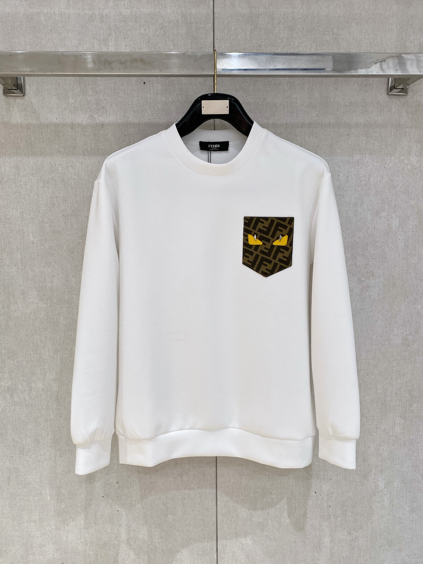 NO:600416,Fendi 2025 Autumn and Winter Men's Letter Logo Pullover Space Cotton Sweatshirt Classic OS version, simple yet stylish. Daily sports and leisure business without pressure...Customer-supplied space knitted cotton, made through a micro-knitting three-dimensional process, the inside is as neat as scales, super texture, breathable and comfortable, the details and soft touch are invincible, the first choice for wearing alone! Color White/Black  Size XS/S/M/L,,fendi,hoodie,sweatshirts,alexander wang19860909芬迪 2025秋冬男士字母标识套头太空棉卫衣 经典OS版型,简约而不失格调.日常运动休闲商务毫无压力... 客供太空针织棉,经由微型针织立体工艺过程制作,内里鳞甲般工整,质感超强,透气舒适,细节感和触感柔更是无敌,单穿内搭首选! 颜色白色/黑色 尺码XS/S/M/L,,fendi,hoodie,sweatshirts,alexander wang,Men's clothing