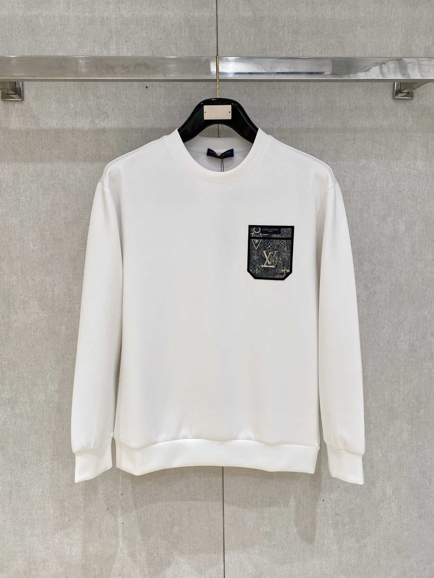 NO:600420,LV 2025 autumn and winter men's letter logo pullover space cotton sweatshirt. Classic OS version, simple yet stylish. Daily sports and leisure business without pressure...Customer-supplied space knitted cotton, made through micro-knitting three-dimensional process, the inside is as neat as scales, super texture, breathable and comfortable, the details and soft touch are invincible, the first choice for single wear and inner wear! Color white/black, size XS/S/M/L,, louis  vuitton,hoodie,sweatshirts,alexander wang19860909LV 2025秋冬男士字母标识套头太空棉卫衣 经典OS版型,简约而不失格调.日常运动休闲商务毫无压力... 客供太空针织棉,经由微型针织立体工艺过程制作,内里鳞甲般工整,质感超强,透气舒适,细节感和触感柔更是无敌,单穿内搭首选! 颜色白色/黑色 尺码XS/S/M/L,,louis vuitton,hoodie,sweatshirts,alexander wang,Men's clothing