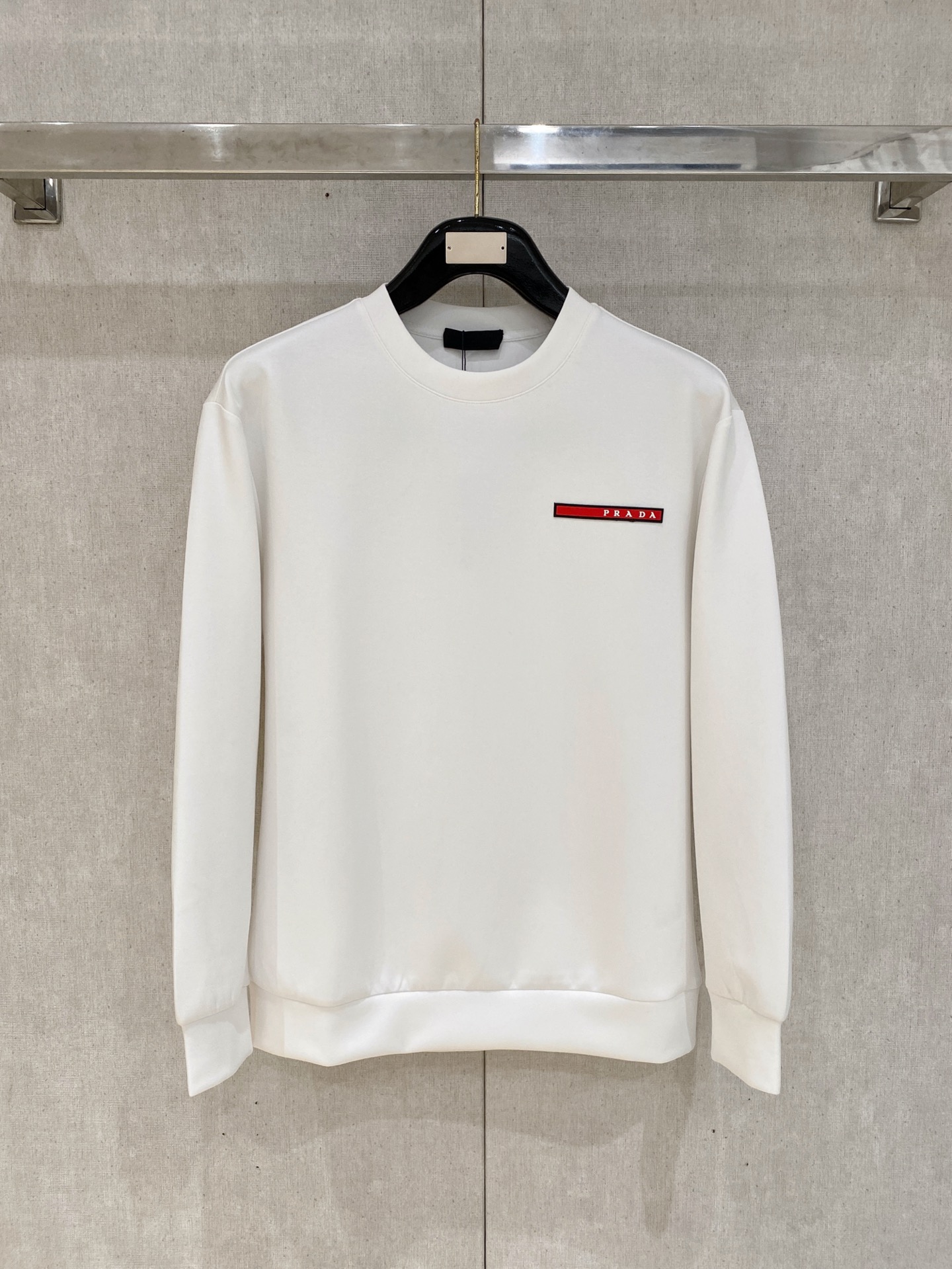 NO:600429,Prada 2025 Autumn and Winter Men's Letter Logo Pullover Space Cotton Sweatshirt Classic OS version, simple yet stylish. No pressure for daily sports, leisure and business...Customer-supplied space knitted cotton, made through a micro-knitting three-dimensional process. The inside is as neat as scales, with super texture, breathable and comfortable, and an invincible sense of detail and soft touch. It is the first choice for wearing alone! Color White/Black  Size XS/S/M/L,,prada,hoodie,sweatshirts,alexander wang19860909普拉达 2025秋冬男士字母标识套头太空棉卫衣 经典OS版型,简约而不失格调.日常运动休闲商务毫无压力... 客供太空针织棉,经由微型针织立体工艺过程制作,内里鳞甲般工整,质感超强,透气舒适,细节感和触感柔更是无敌,单穿内搭首选! 颜色白色/黑色 尺码XS/S/M/L,,prada,hoodie,sweatshirts,alexander wang,Men's clothing