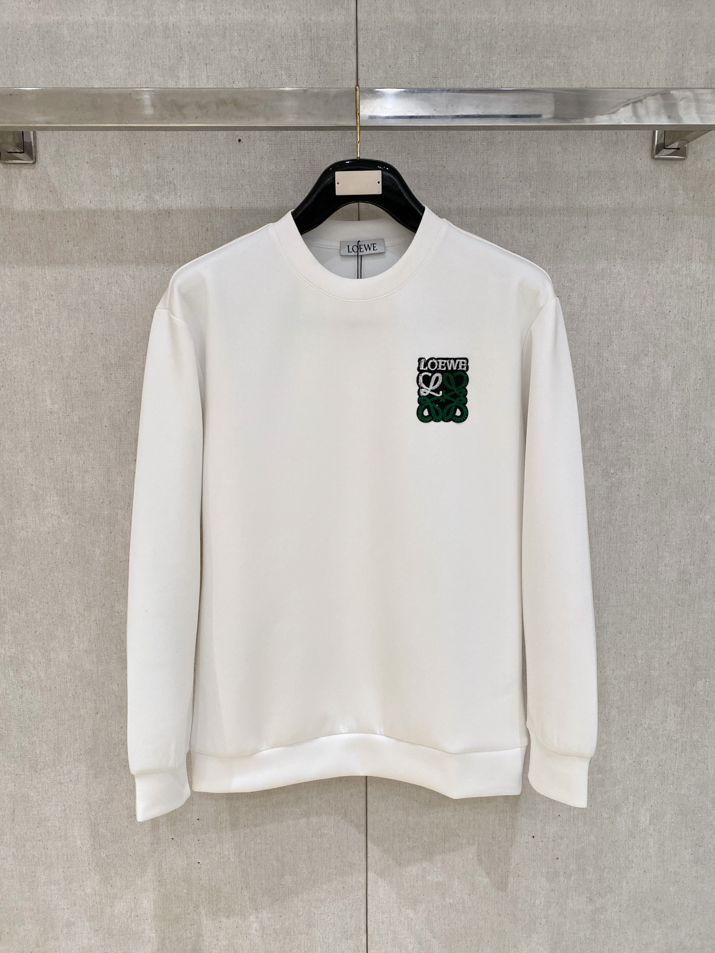 NO:600438,Loewe 2025 Autumn and Winter Men's Letter Logo Pullover Space Cotton Sweatshirt Classic OS version, simple yet stylish. Daily sports and leisure business without pressure...Customer-supplied space knitted cotton, made through a micro-knitting three-dimensional process, the inside is as neat as scales, super texture, breathable and comfortable, with an invincible sense of detail and soft touch. It is the first choice for single wear and inner wear! Color White/Black  Size XS/S/M/L,,loewe,hoodie,sweatshirts,alexander wang19860909罗意威 2025秋冬男士字母标识套头太空棉卫衣 经典OS版型,简约而不失格调.日常运动休闲商务毫无压力... 客供太空针织棉,经由微型针织立体工艺过程制作,内里鳞甲般工整,质感超强,透气舒适,细节感和触感柔更是无敌,单穿内搭首选! 颜色白色/黑色 尺码XS/S/M/L,,loewe,hoodie,sweatshirts,alexander wang,Men's clothing