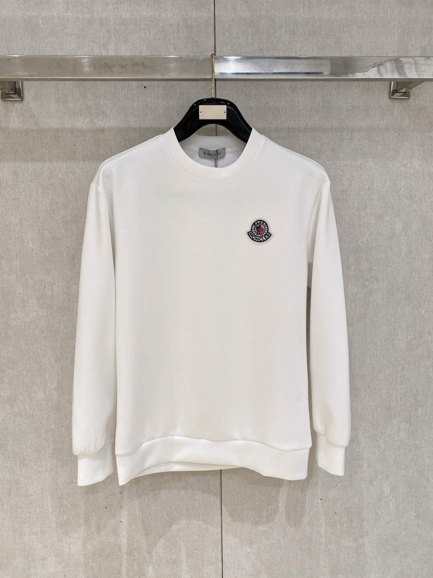 NO:600444,Meng Mouth 2025 Autumn and Winter Men's Letter Logo Pullover Space Cotton Sweatshirt Classic OS version, simple yet stylish. Daily sports and leisure business without pressure...Customer-supplied space knitted cotton, made through a micro-knitting three-dimensional process, the inside is as neat as scales, super texture, breathable and comfortable, the details and soft touch are invincible, the first choice for wearing alone! Color White/Black  Size XS/S/M/L,,Moncler,hoodie,sweatshirts,alexander wang19860909蒙口 2025秋冬男士字母标识套头太空棉卫衣 经典OS版型,简约而不失格调.日常运动休闲商务毫无压力... 客供太空针织棉,经由微型针织立体工艺过程制作,内里鳞甲般工整,质感超强,透气舒适,细节感和触感柔更是无敌,单穿内搭首选! 颜色白色/黑色 尺码XS/S/M/L,,Moncler,hoodie,sweatshirts,alexander wang,Men's clothing